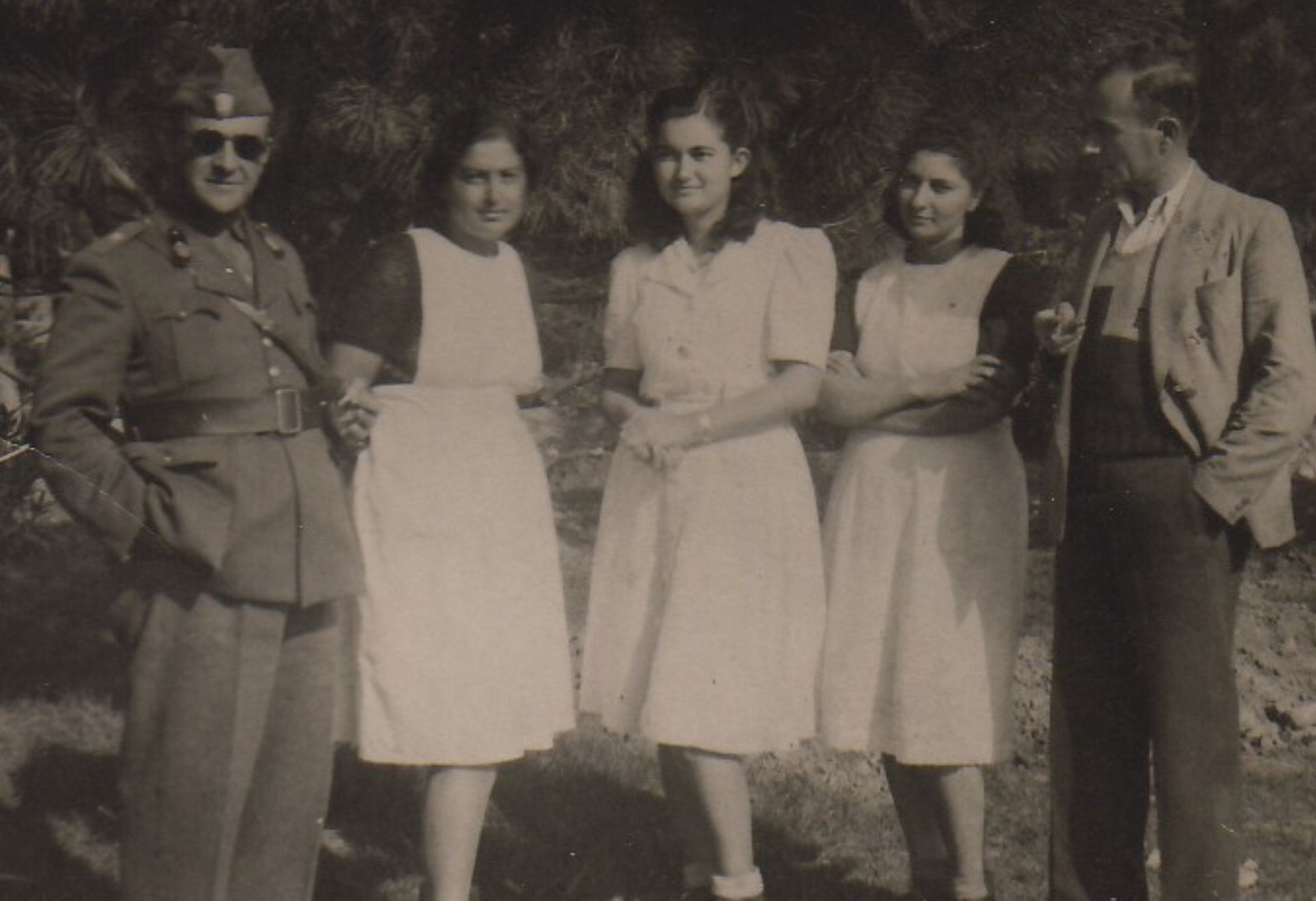 Η Έλλη Σακκή με αδελφές νοσοκόμες, ένα αρχίατρο και ένα στρατιώτη