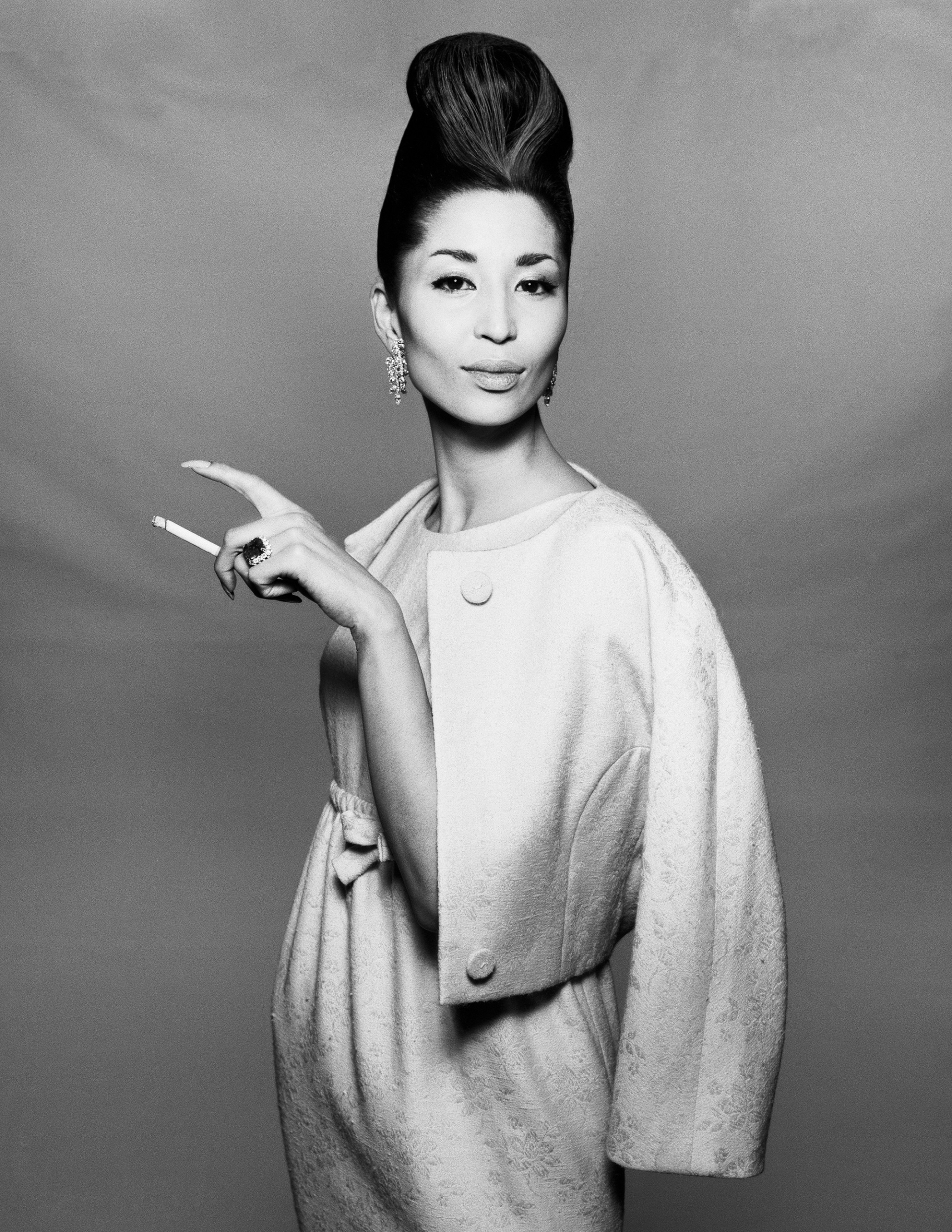 Η China Machado με ρούχα του Ben Zuckerman και μαλλιά επιμελημένα από τον Mr. Kenneth. Νέα Υόρκη, 6 Νοεμβρίου 1958 © Photographby Richard Avedon © The Richard Avedon Foundation