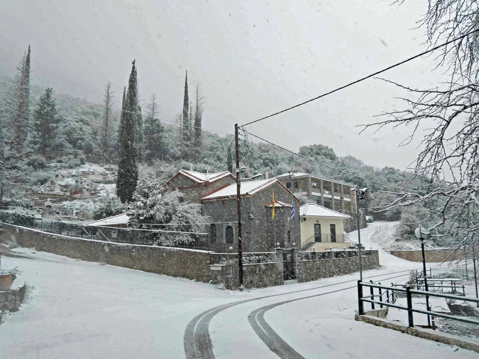 Κακοκαιρία Avgi: Το χιόνι σκέπασε περιοχές της Αττικής και της υπόλοιπης Ελλάδας - Παραμυθένια πλάνα κατέγραψε ο φακός των φωτογραφικών πρακτορείων. 