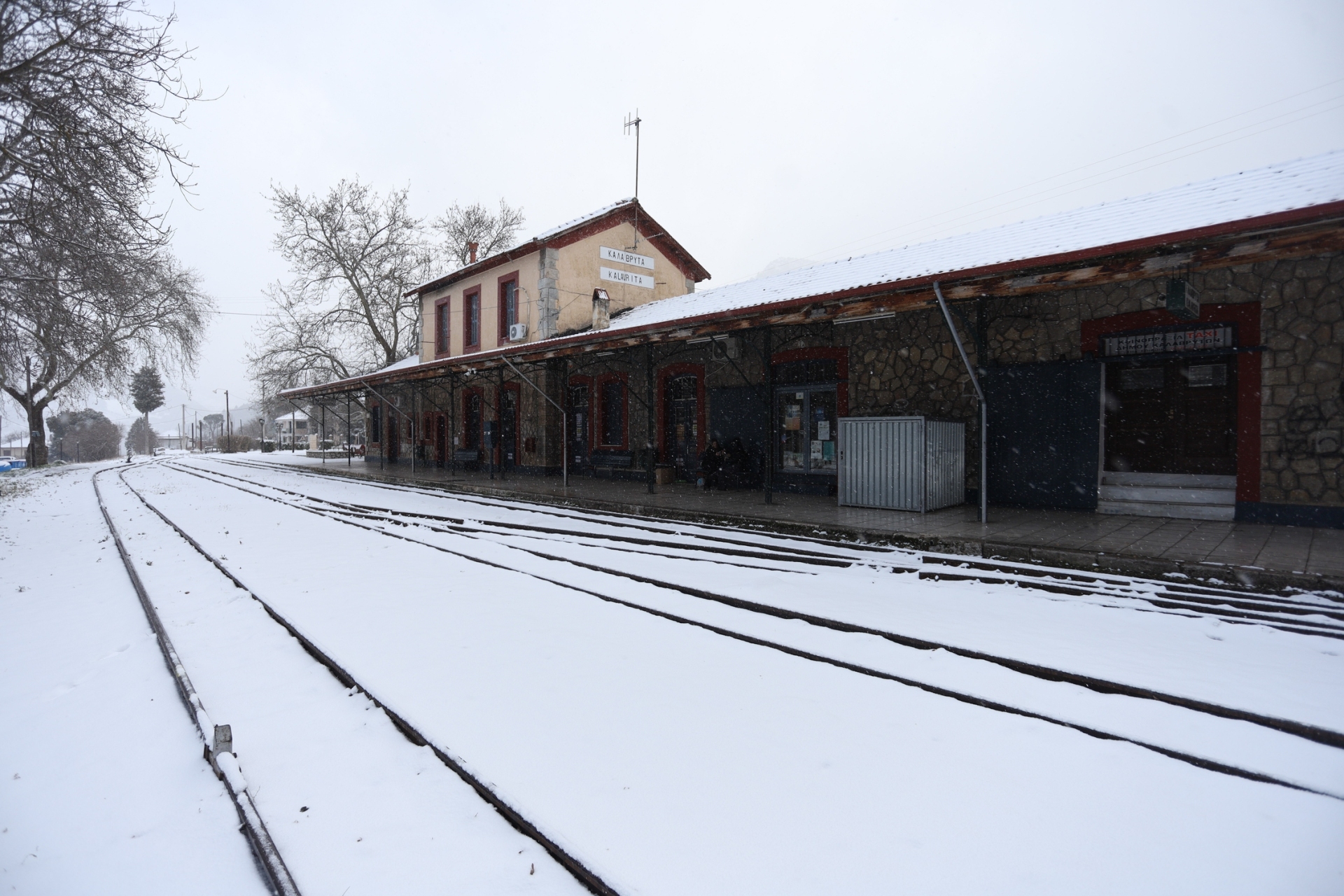 Κακοκαιρία Avgi: Το χιόνι σκέπασε περιοχές της Αττικής και της υπόλοιπης Ελλάδας - Παραμυθένια πλάνα κατέγραψε ο φακός των φωτογραφικών πρακτορείων. 