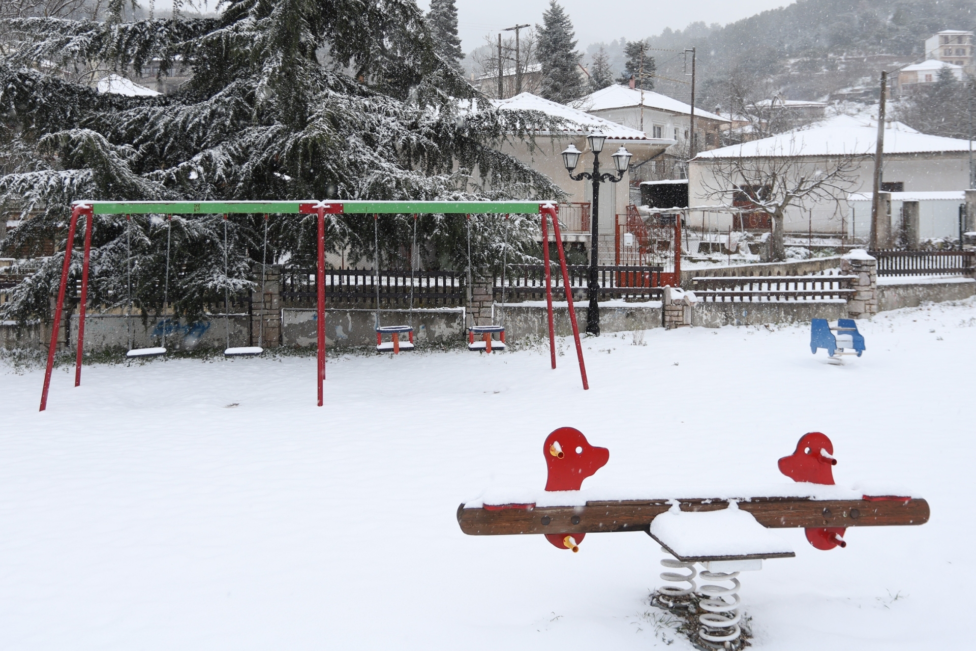 Κακοκαιρία Avgi: Το χιόνι σκέπασε περιοχές της Αττικής και της υπόλοιπης Ελλάδας - Παραμυθένια πλάνα κατέγραψε ο φακός των φωτογραφικών πρακτορείων. 