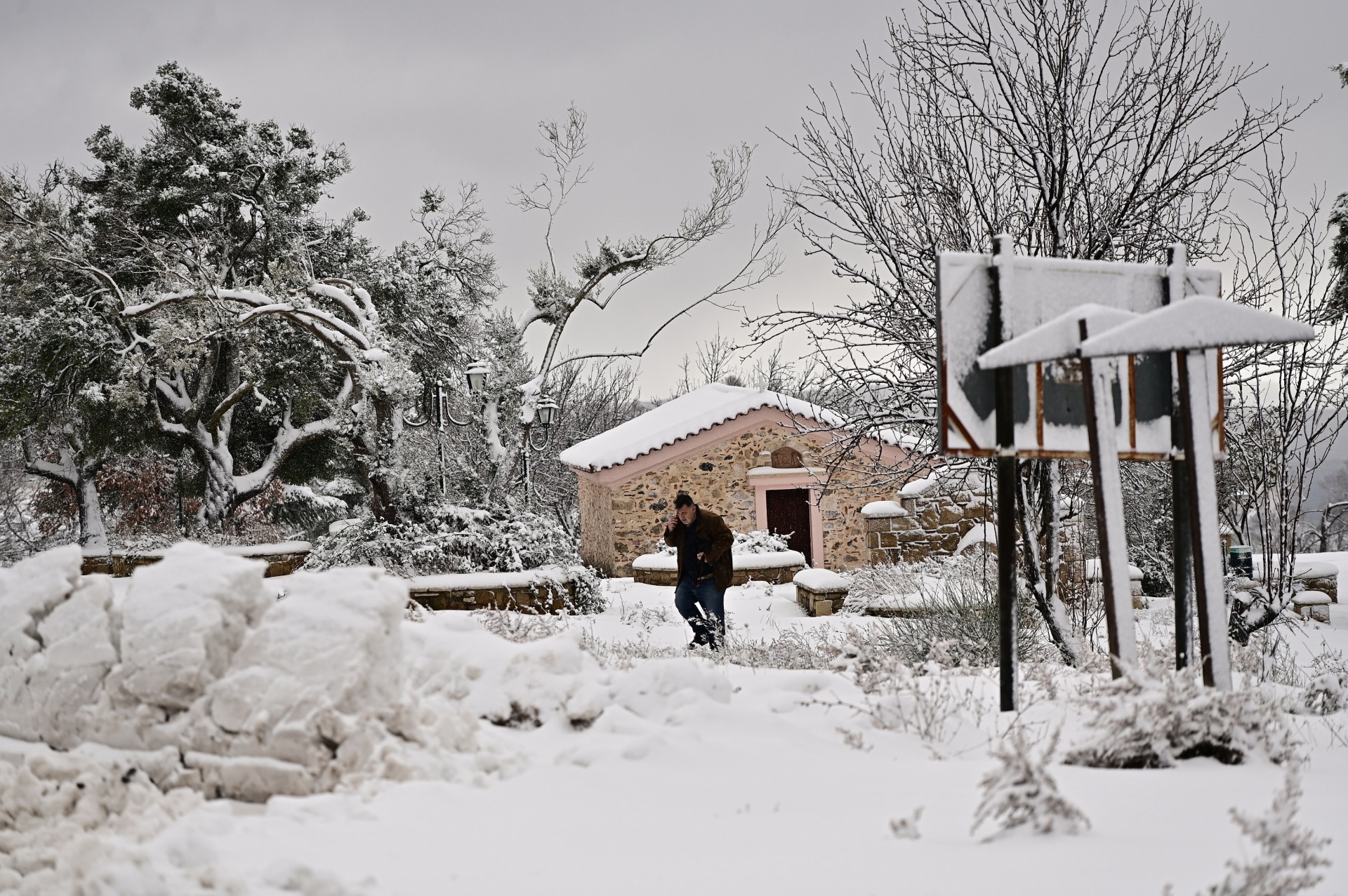 Κακοκαιρία Avgi: Το χιόνι σκέπασε περιοχές της Αττικής και της υπόλοιπης Ελλάδας - Παραμυθένια πλάνα κατέγραψε ο φακός των φωτογραφικών πρακτορείων. 
