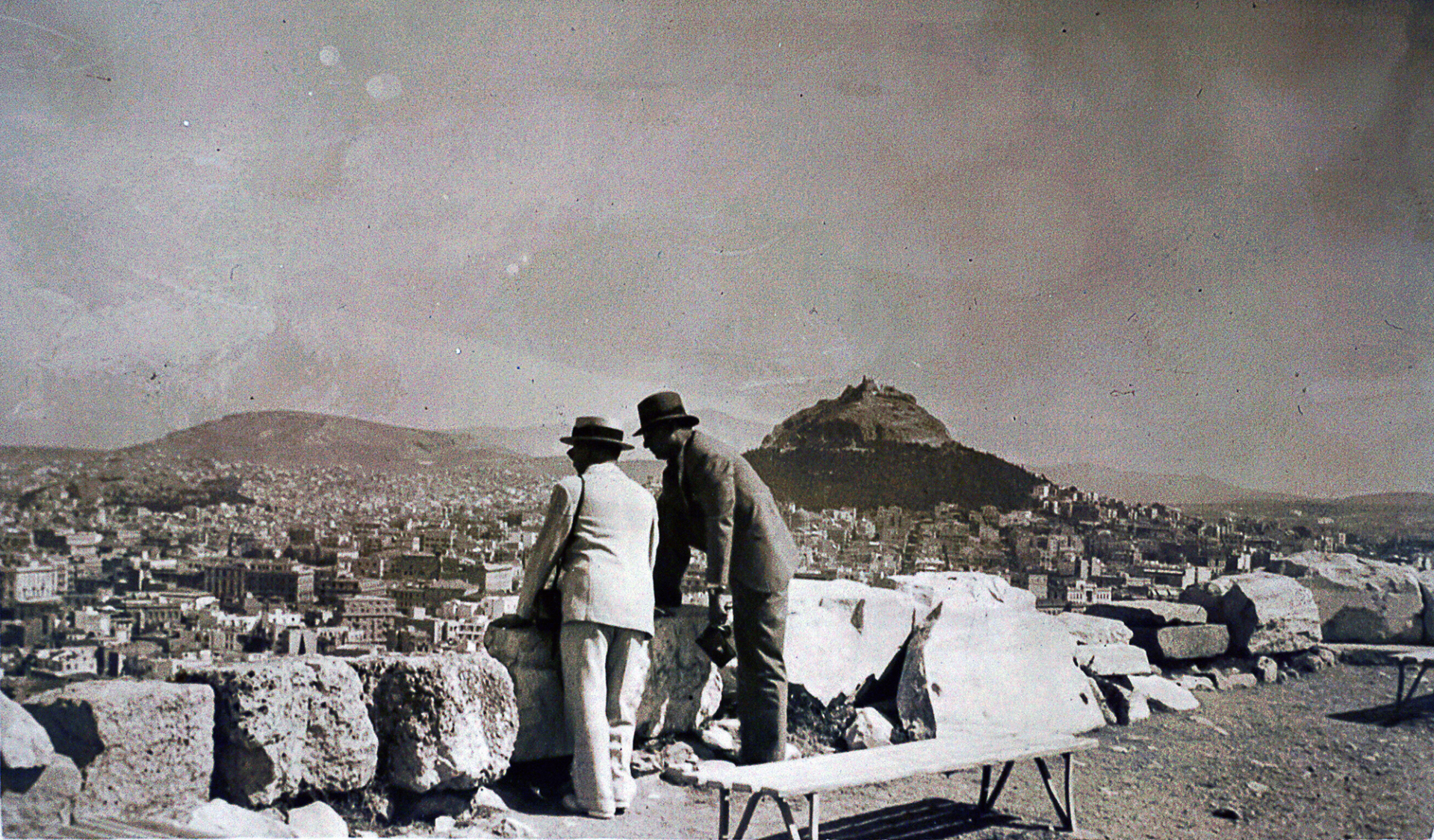 O Rene Boisseau με φίλο του Γάλλο αρχαιολόγο ατενίζοντας την Αθήνα από την Ακρόπολη με τον λόφο του Λυκαβηττού δεξιά τους 