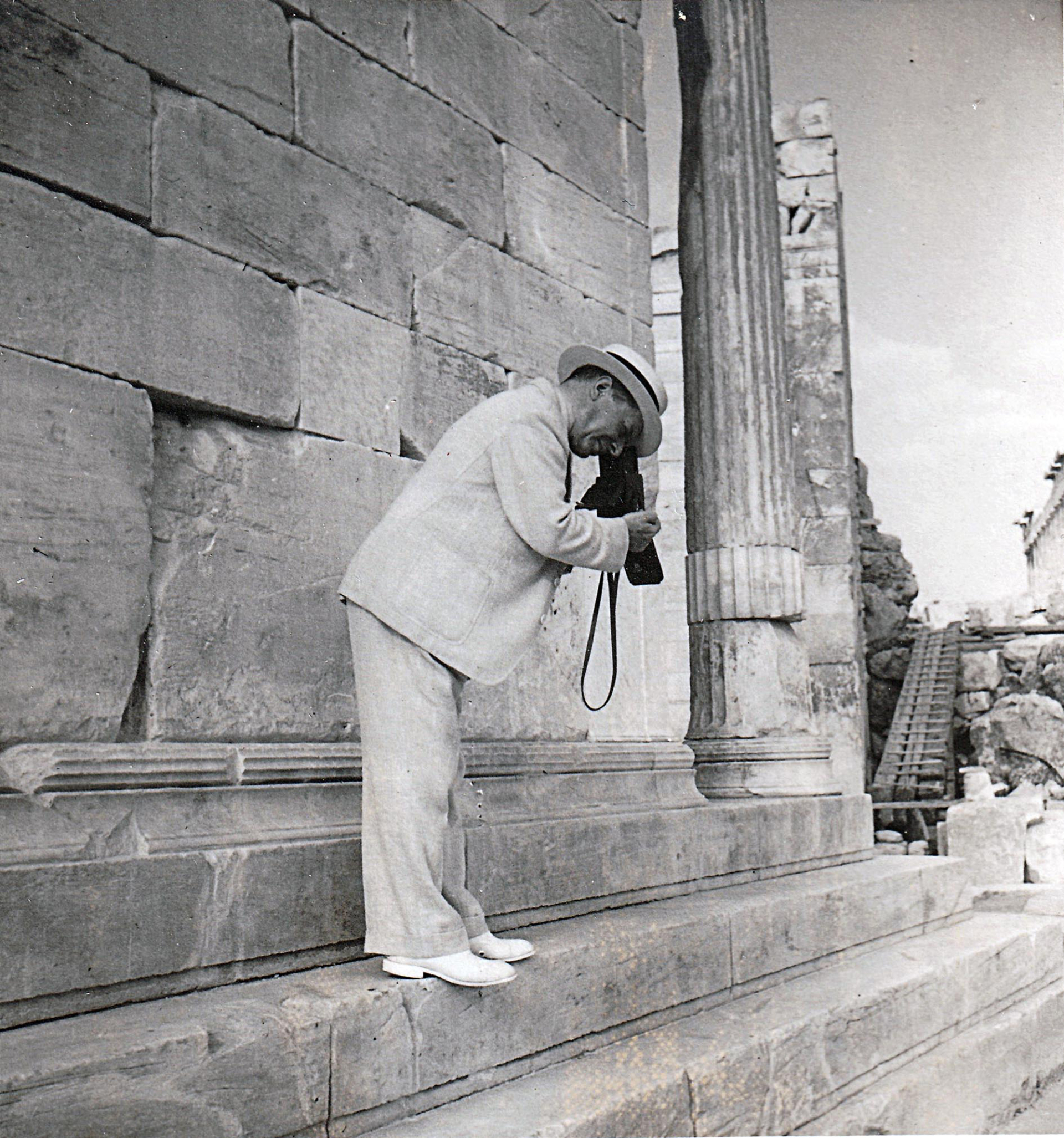 Ο Rene Boisseau φωτογραφίζοντας την Ακρόπολη