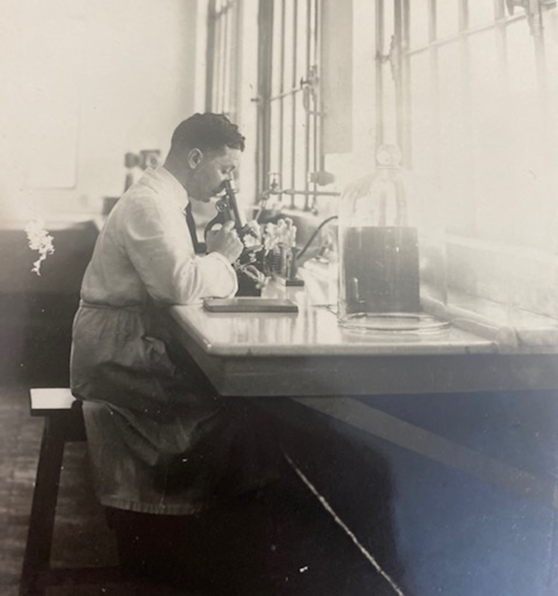 Ο Rene Boisseau στα εργαστήρια του Ινστιτούτου Παστέρ