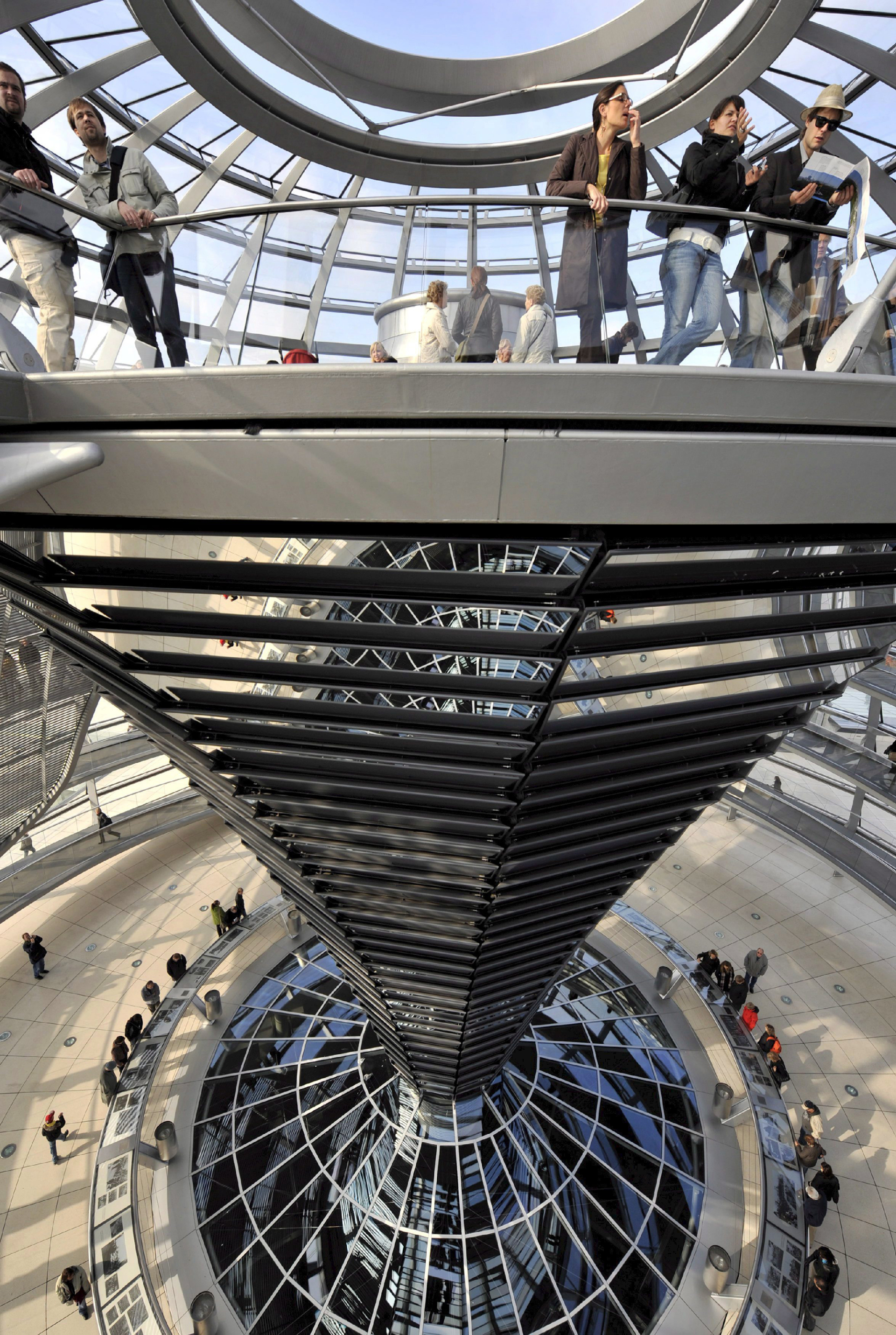 Επισκέπτες στο κτίριο του Ράιχσταγκ © EPA/RAINER JENSEN