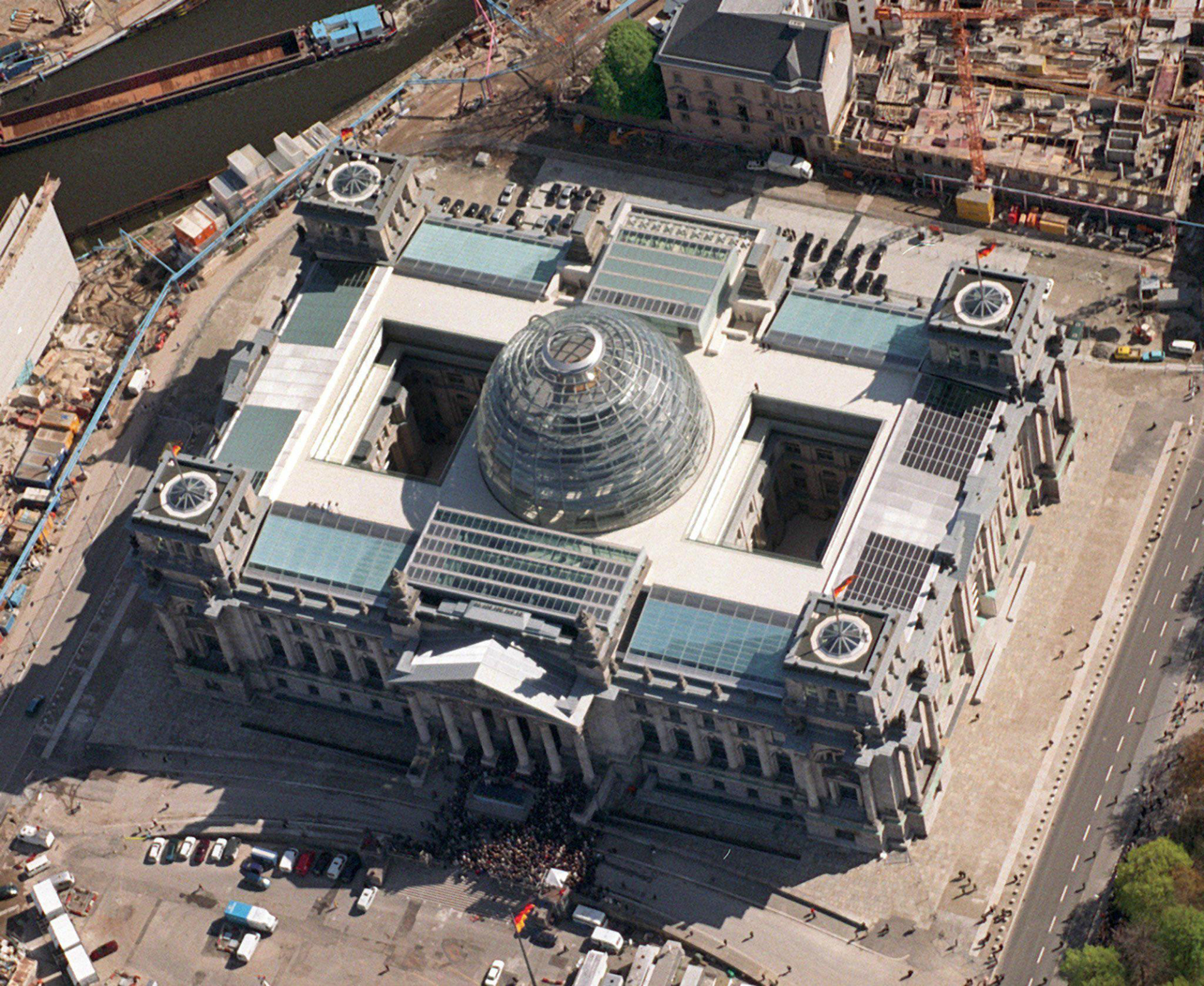 Το κτίριο του Ράιχσταγκ που στεγάζει το Γερμανικό ομοσπονδιακό κοινοβούλιο, ανακαινίστηκε μετά από διεθνή αρχιτεκτονικό διαγωνισμό, από τον Νόρμαν Φόστερ © EPA PHOTO/DPA/BERD HEINTZE