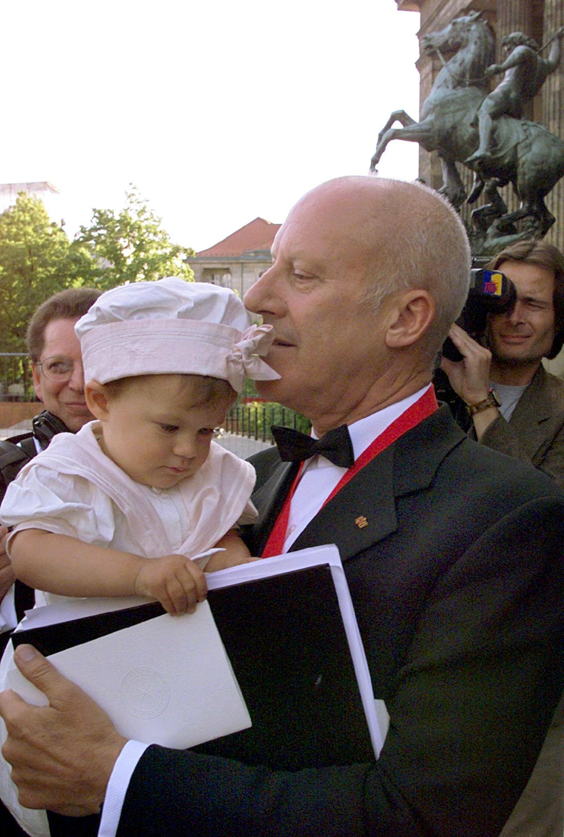 Ο Norman Foster με την κόρη του, Paula, το 1999 © EPA PHOTO DPA/BERND SETTNIK