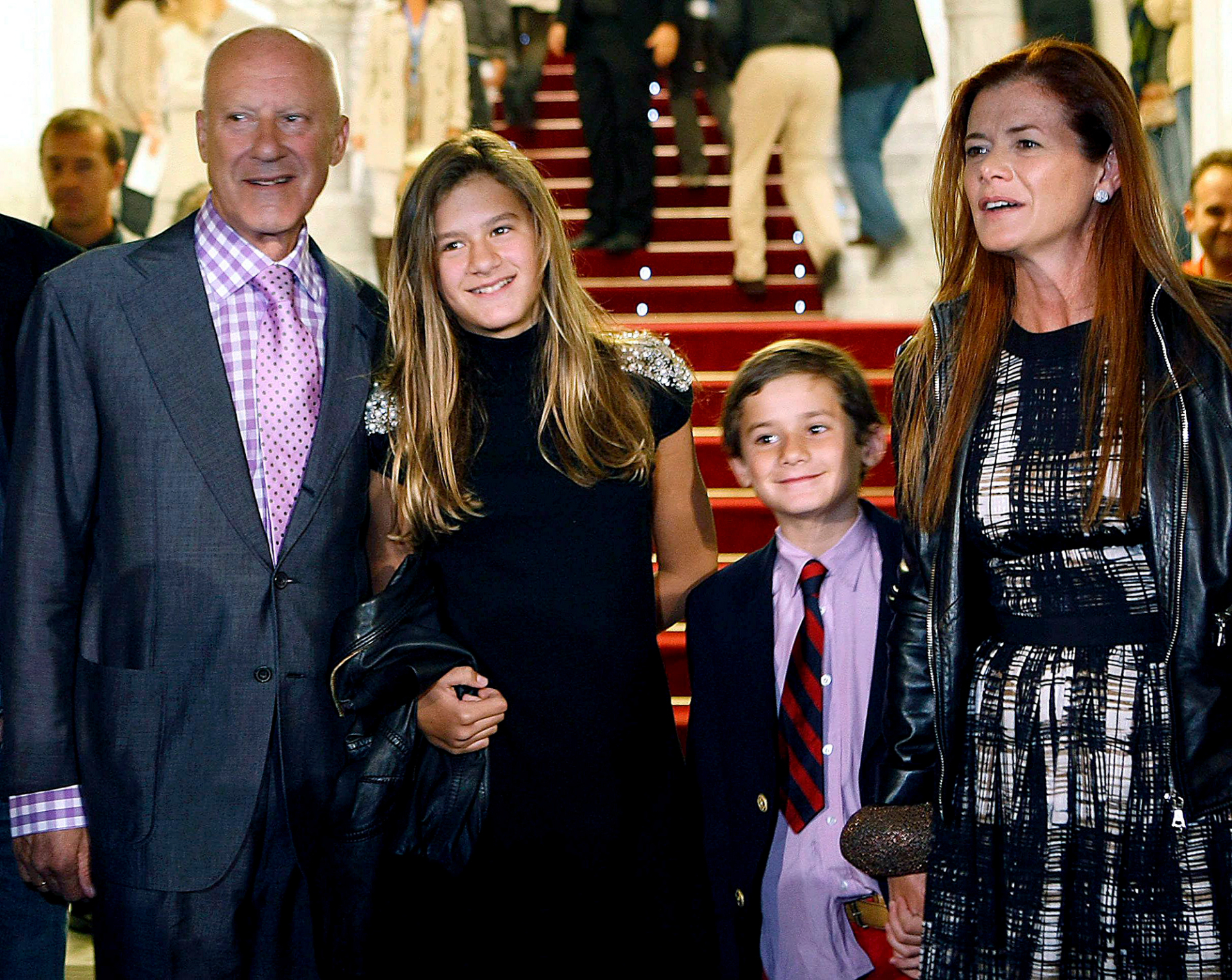 Ο Norman Foster και η Elena Ochoa με τα παιδιά τους © EPA/JAVIER ETXEZARRETA