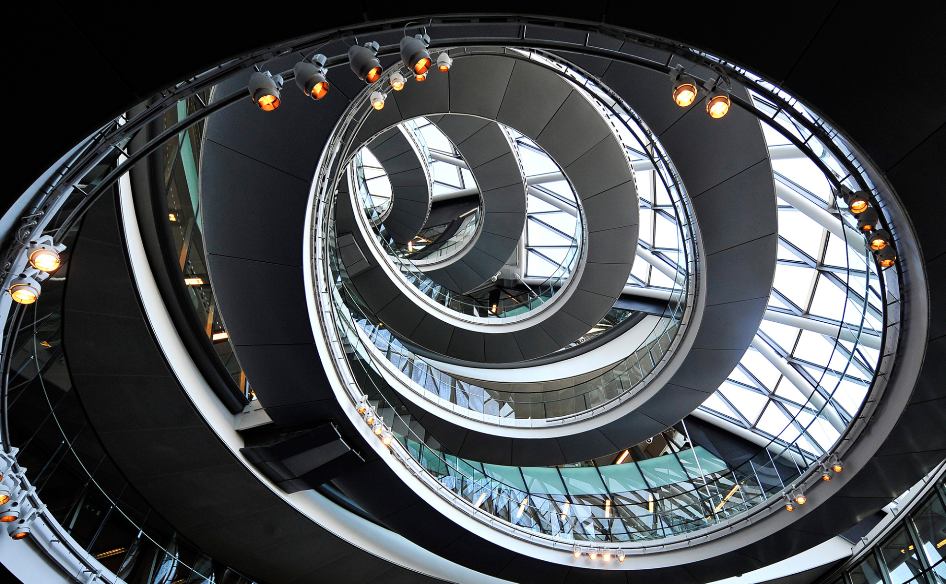 Το εσωτερικό του City Hall του Λονδίνου , σχεδιασμένο από τον Norman Foster © EPA/ANDY RAIN