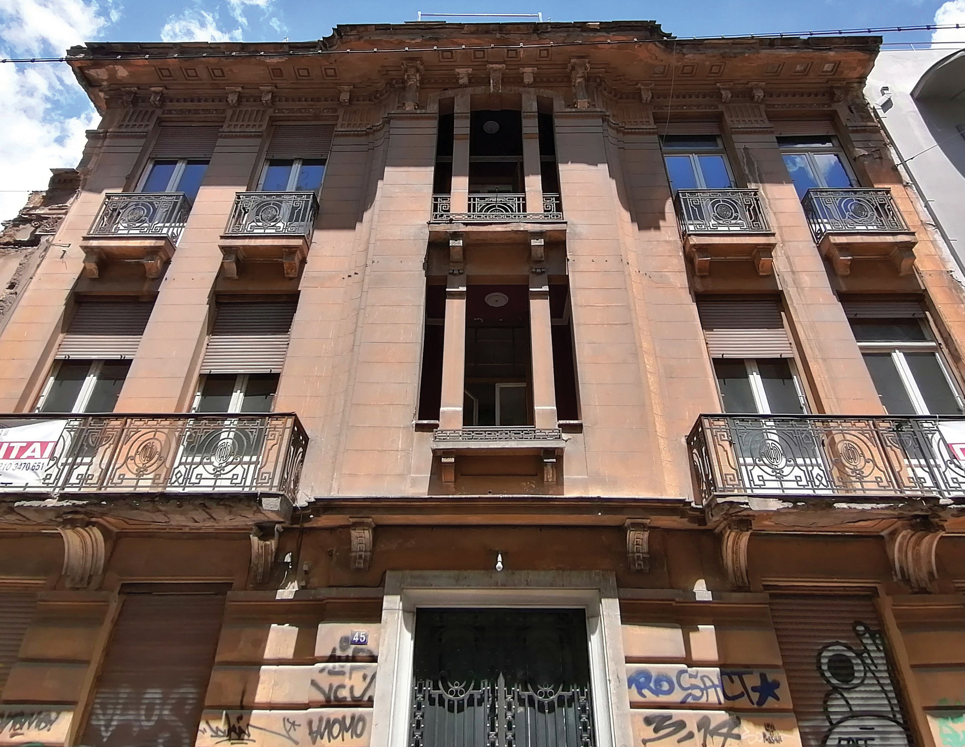 Νεάπολη, Οδός Μαυρομιχάλη 45. Ένα πανέμορφο κτίριο, μικρή πολυκατοικία των πρώτων δεκαετιών του 20ού αιώνα