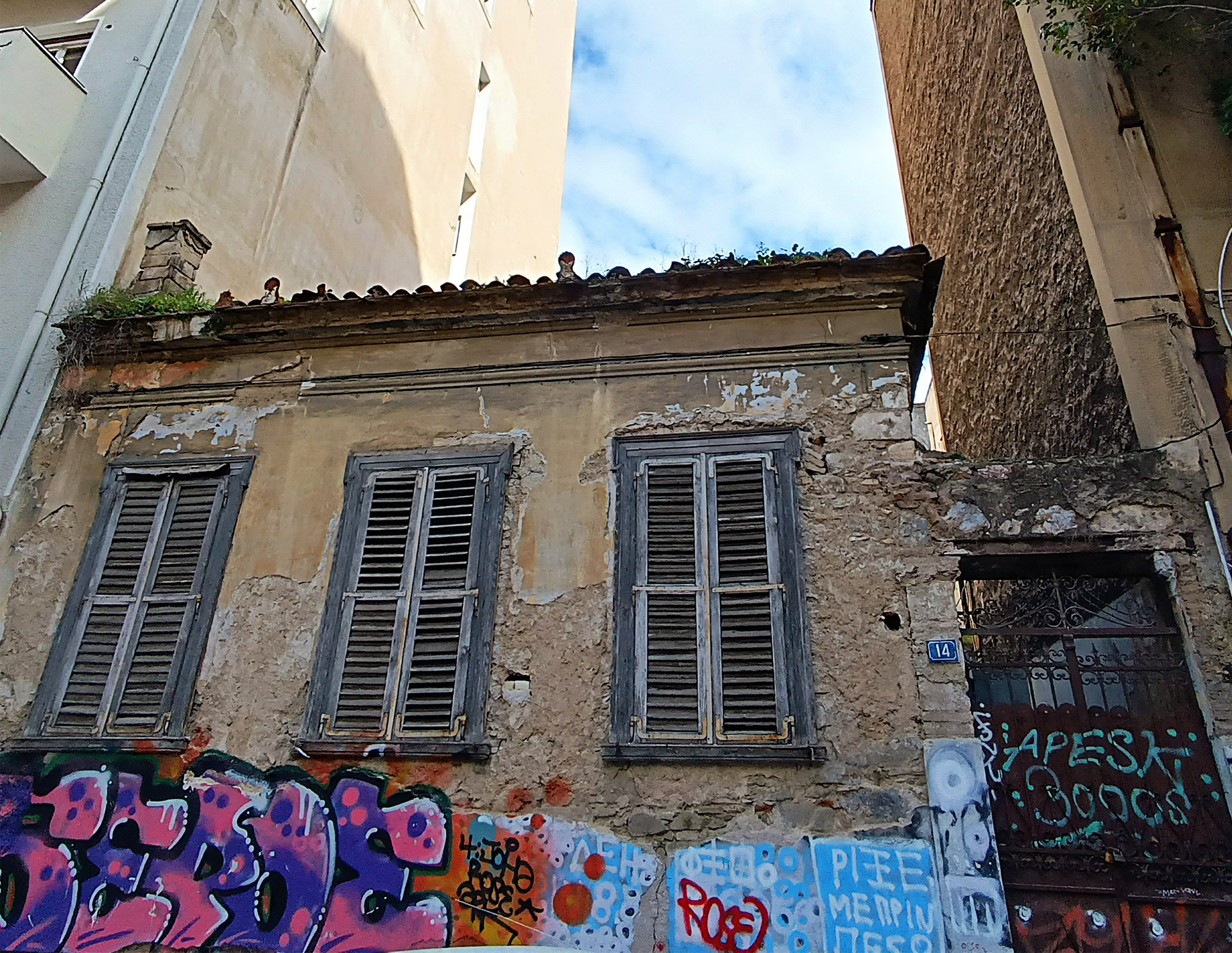 Νεάπολη, Οδός Ερεσσού 14. Ένα εγκαταλελειμμένο μονώροφο σπιτάκι των αρχών του περασμένου αιώνα ασφυκτιά ανάμεσα στις ψηλές πολυκατοικίες