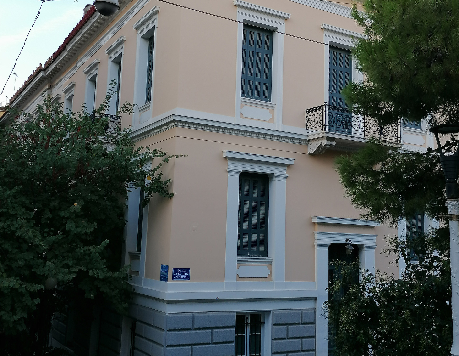 Νεάπολη, Οδός Ασκληπιού & Δερβενίων. Πολυκατοικία Θων. Μία από τις πρώτες της Αθήνας. Διατηρητέο κτίριο