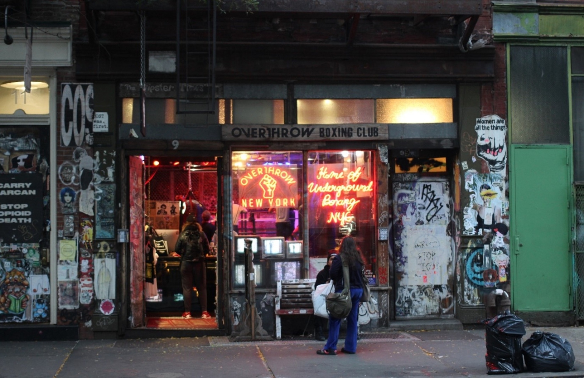 Σε μία εποχή που οι μεγάλες πόλεις αντιμετωπίζουν μεγάλες προκλήσεις – τον υπερτουρισμό, τη στεγαστική κρίση και τα Airbnb, τον «εξευγενισμό» (gentrification), την εξαϋλωση του παρελθόντος τους, την κλιματική κρίση – είναι χρήσιμο να δούμε λίγο την περίπτωση της Νέας Υόρκης. Είναι στην φύση της πόλης να σου επιτρέπει να υπάρξεις, να αναπτυχθείς, να ψάξεις και να ανακαλύψεις το διαφορετικό, το καλύτερο, το αλλόκοτο, το ανώτερο, το ξένο∙ και, μέσα σε αυτά, πτυχές του εαυτού σου που δεν ήξερες καν 