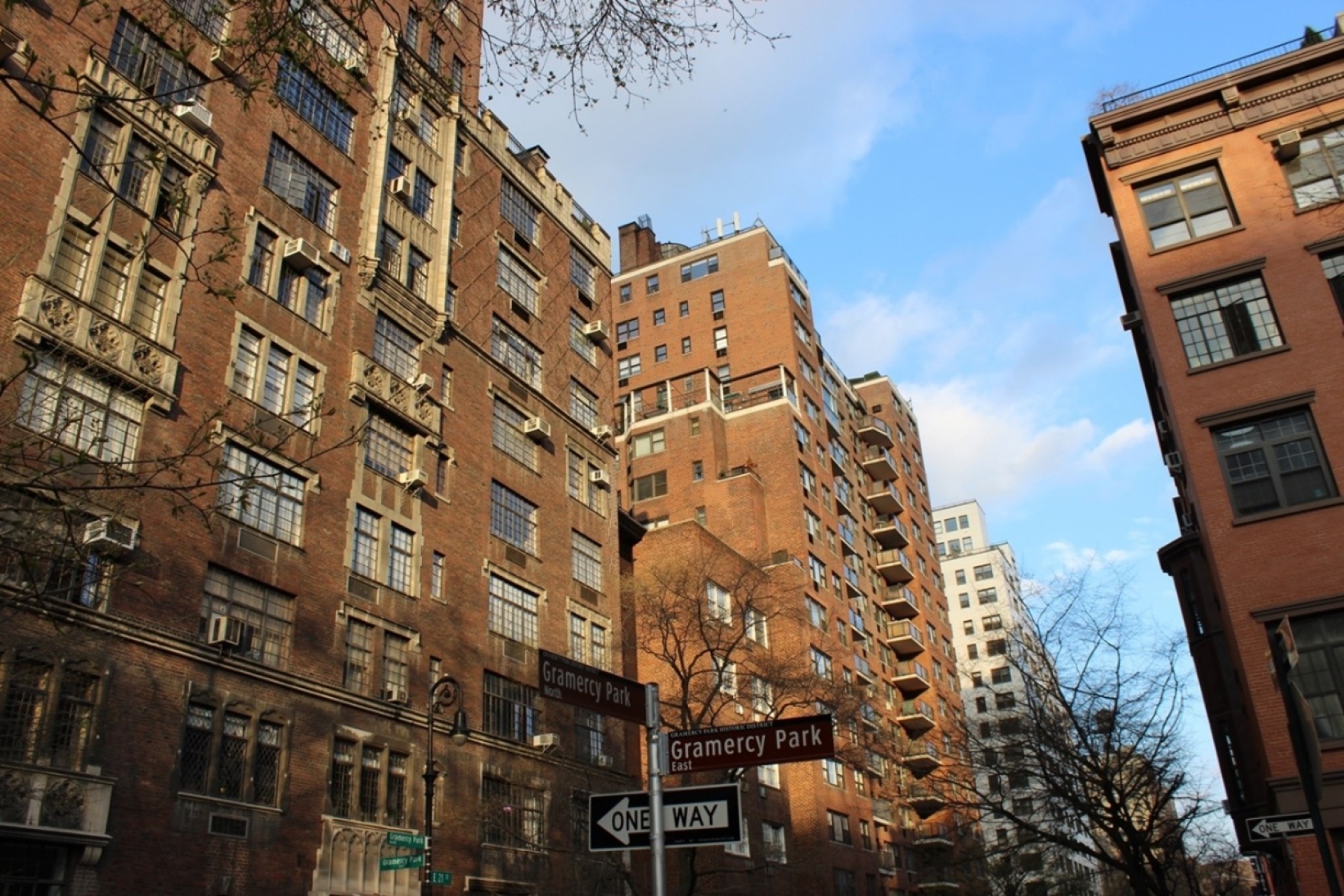 Νέα Υόρκη: Μητρόπολη. Καθρέφτης. Φάρος.