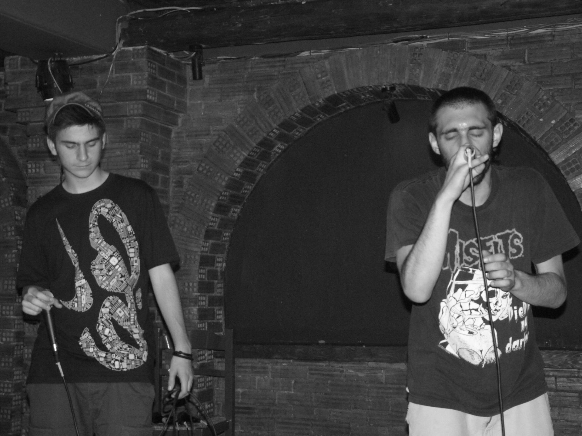 Jolly Roger - 10 χρόνια κενό: Το hip hop σχήμα μιλάει στην Athens Voice για το ραπ, την ποίηση και τη ζωή, λίγο πριν το μεγάλο, διπλό επετειακό live, 2 και 3 Μαρτίου στην Αρχιτεκτονική