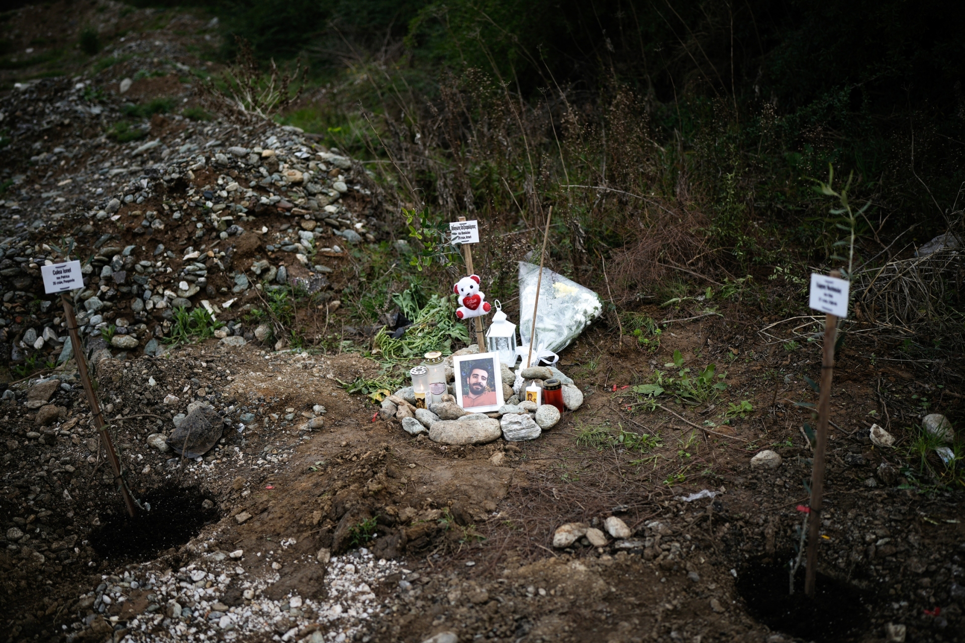 Τέμπη: Σε κλίμα οδύνης το ετήσιο μνημόσυνο για τους 57 νεκρούς - Λουλούδια, κεριά και δάκρυα στο σημείο του δυστυχήματος.