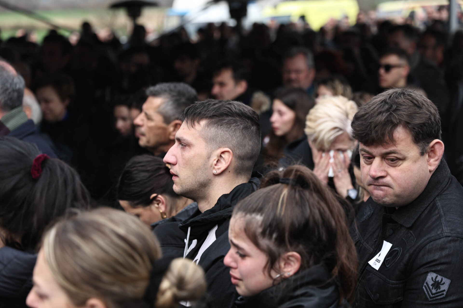 Τέμπη: Σε κλίμα οδύνης το ετήσιο μνημόσυνο για τους 57 νεκρούς - Λουλούδια, κεριά και δάκρυα στο σημείο του δυστυχήματος.