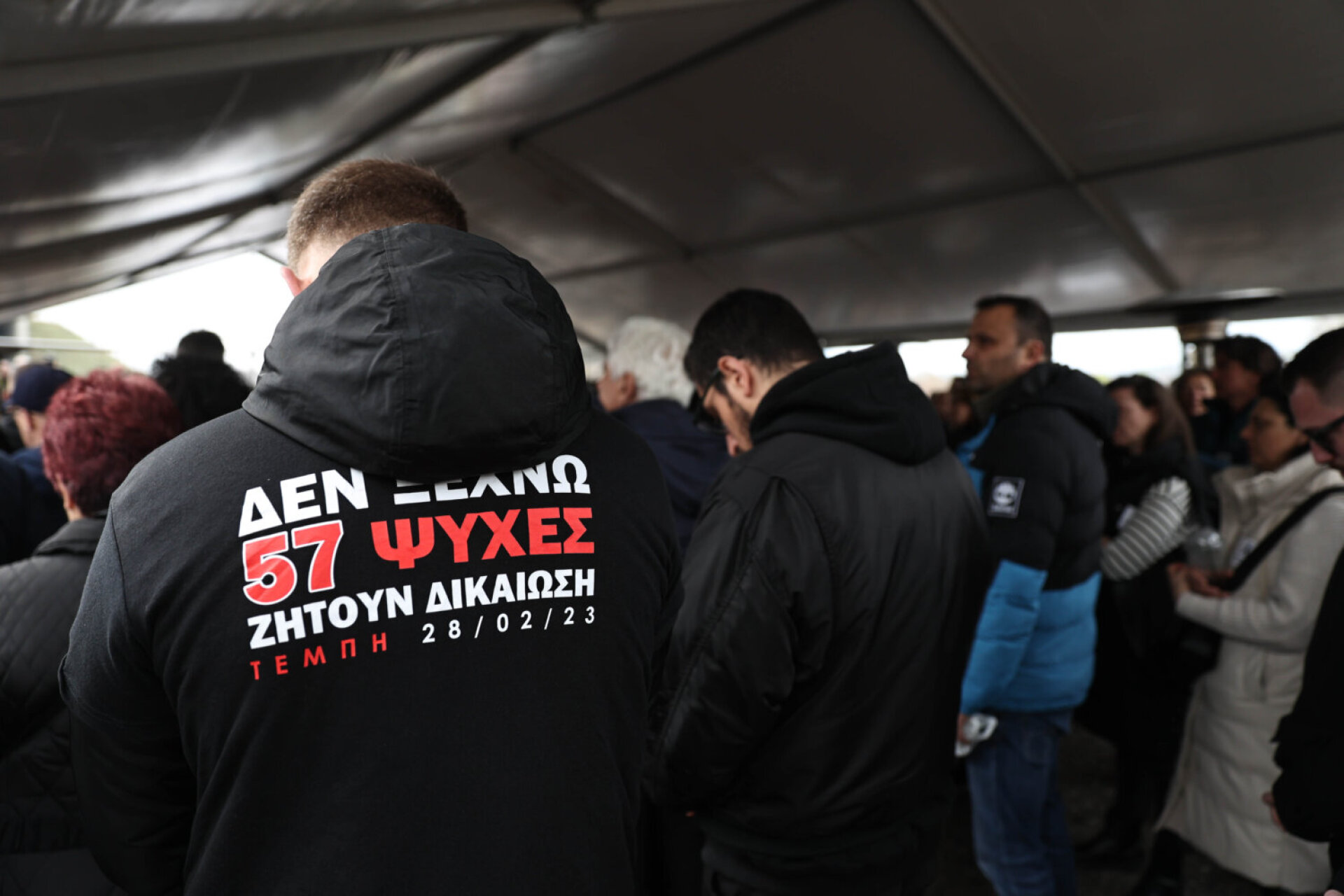 Τέμπη: Σε κλίμα οδύνης το ετήσιο μνημόσυνο για τους 57 νεκρούς - Λουλούδια, κεριά και δάκρυα στο σημείο του δυστυχήματος.