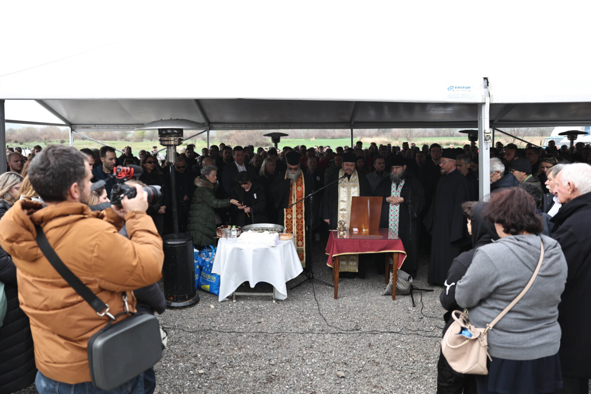 Τέμπη: Σε κλίμα οδύνης το ετήσιο μνημόσυνο για τους 57 νεκρούς - Λουλούδια, κεριά και δάκρυα στο σημείο του δυστυχήματος.