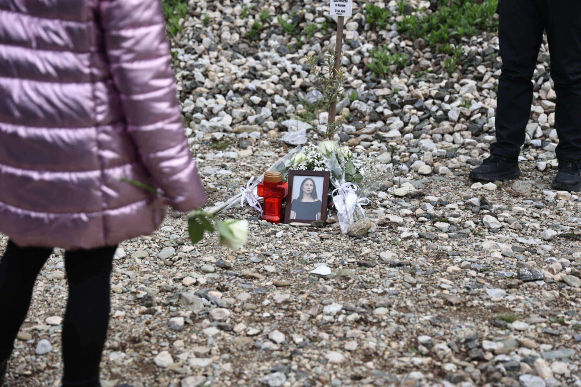 Τέμπη: Σε κλίμα οδύνης το ετήσιο μνημόσυνο για τους 57 νεκρούς - Λουλούδια, κεριά και δάκρυα στο σημείο του δυστυχήματος.