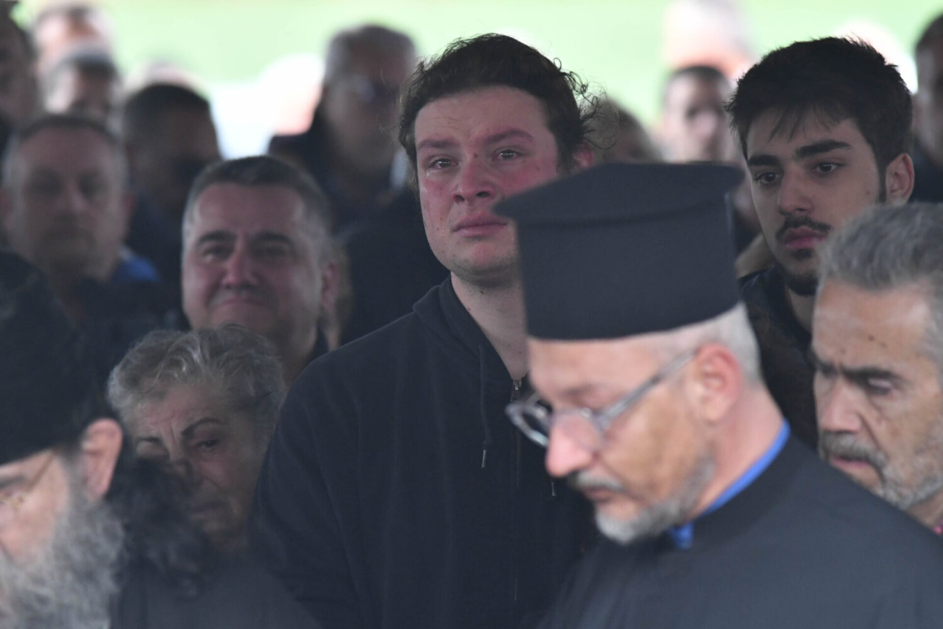 Τέμπη: Σε κλίμα οδύνης το ετήσιο μνημόσυνο για τους 57 νεκρούς - Λουλούδια, κεριά και δάκρυα στο σημείο του δυστυχήματος.