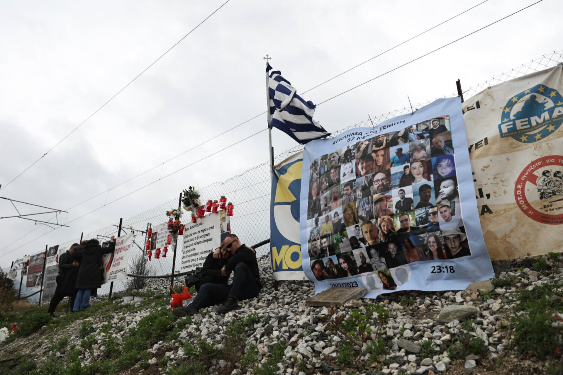 Τέμπη: Σε κλίμα οδύνης το ετήσιο μνημόσυνο για τους 57 νεκρούς - Λουλούδια, κεριά και δάκρυα στο σημείο του δυστυχήματος.