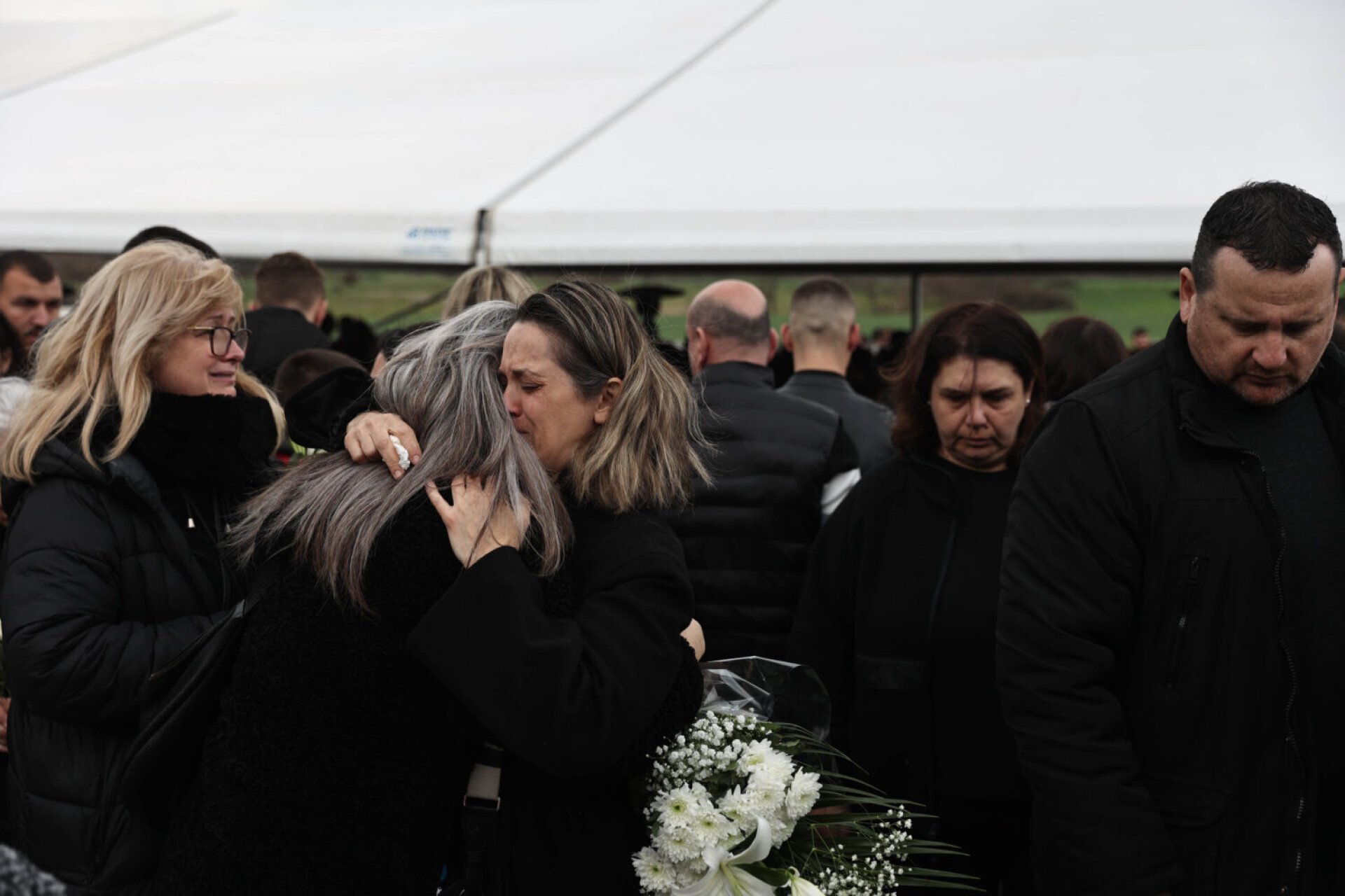 Τέμπη: Σε κλίμα οδύνης το ετήσιο μνημόσυνο για τους 57 νεκρούς - Λουλούδια, κεριά και δάκρυα στο σημείο του δυστυχήματος.