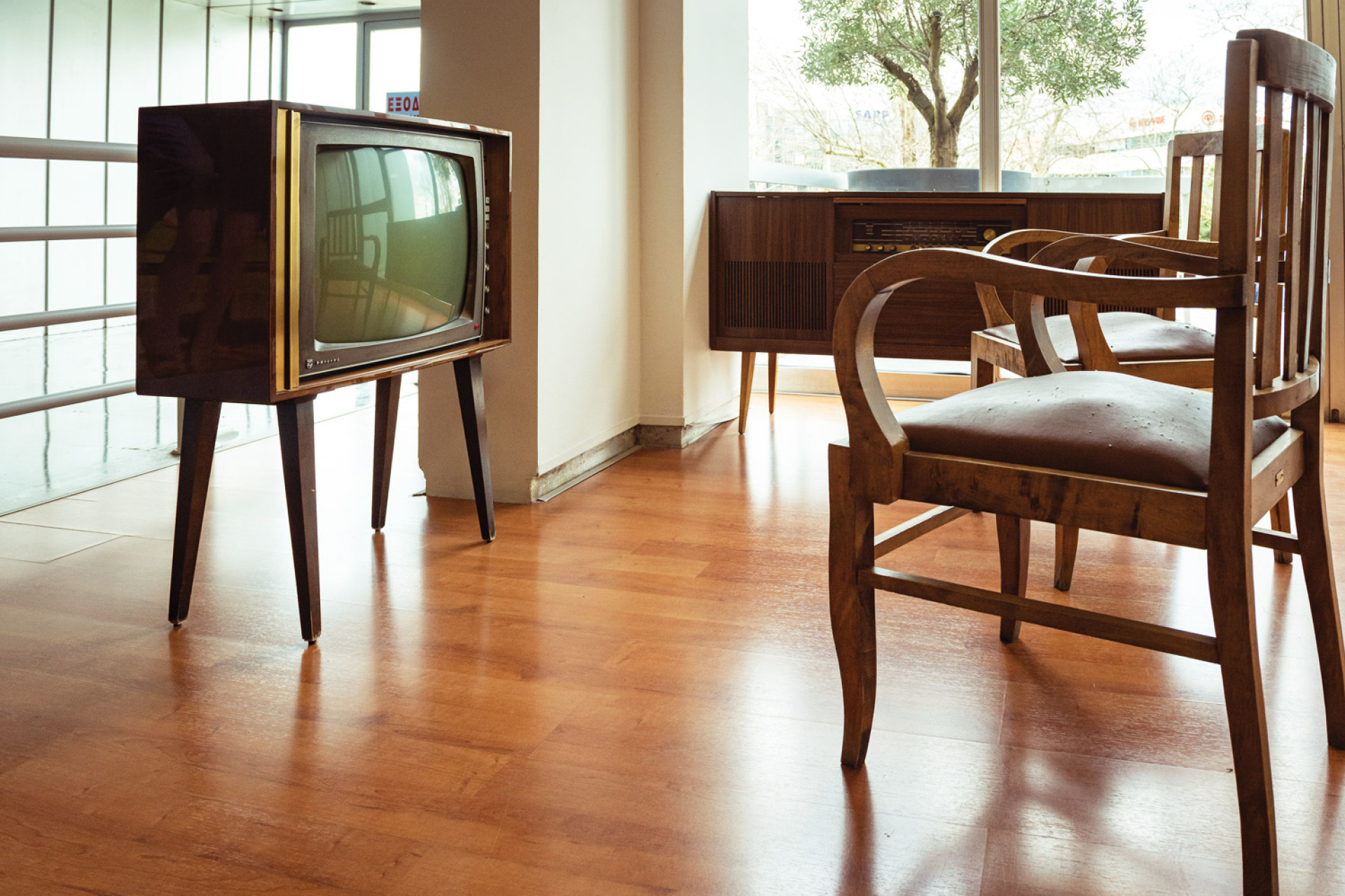 Τηλεόραση, κονσόλα με ράδιο και πικ απ και πολυθρόνες της δεκαετίας του ’60