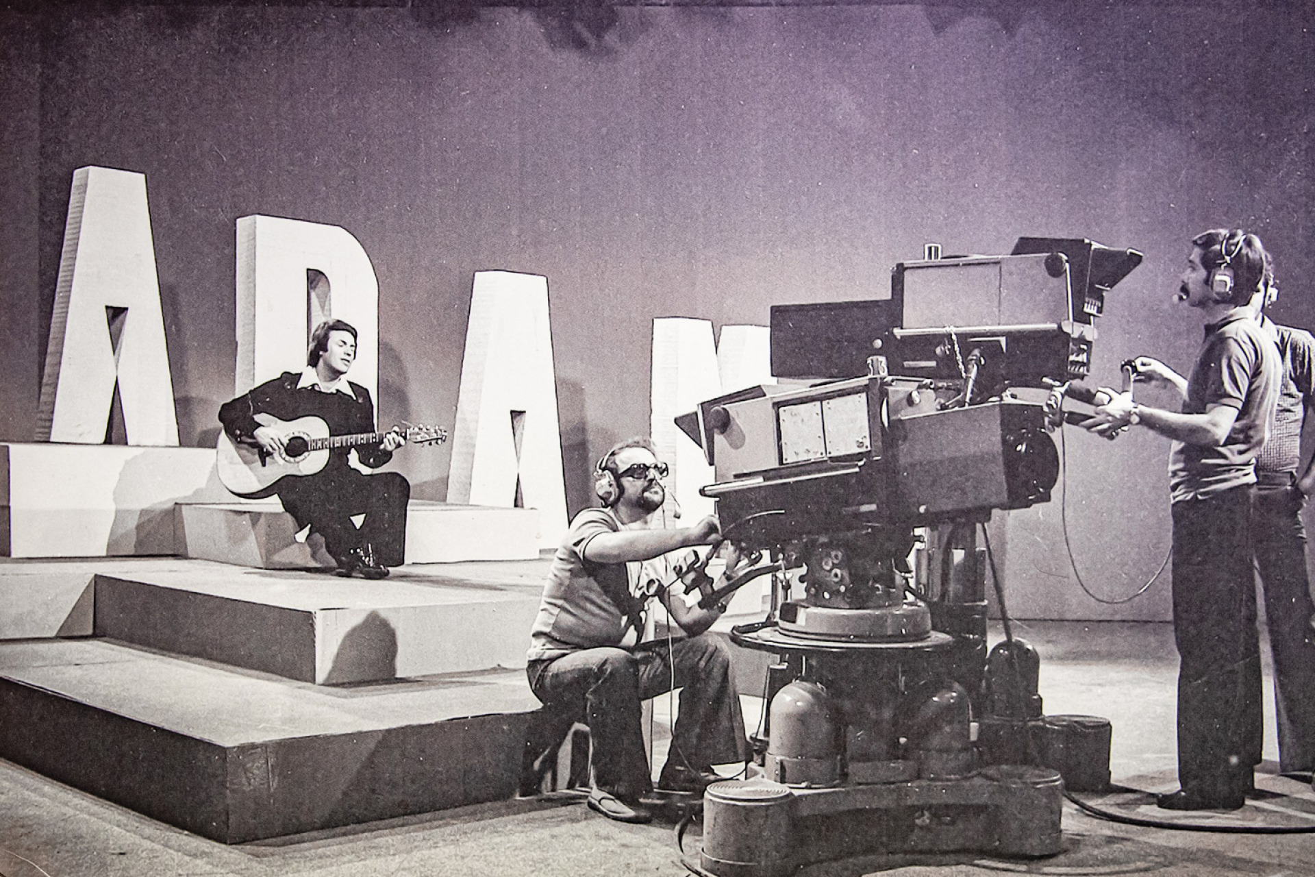 Ο τραγουδιστής Σαλβατόρε Ανταμό στο στούντιο της ΕΡΤ