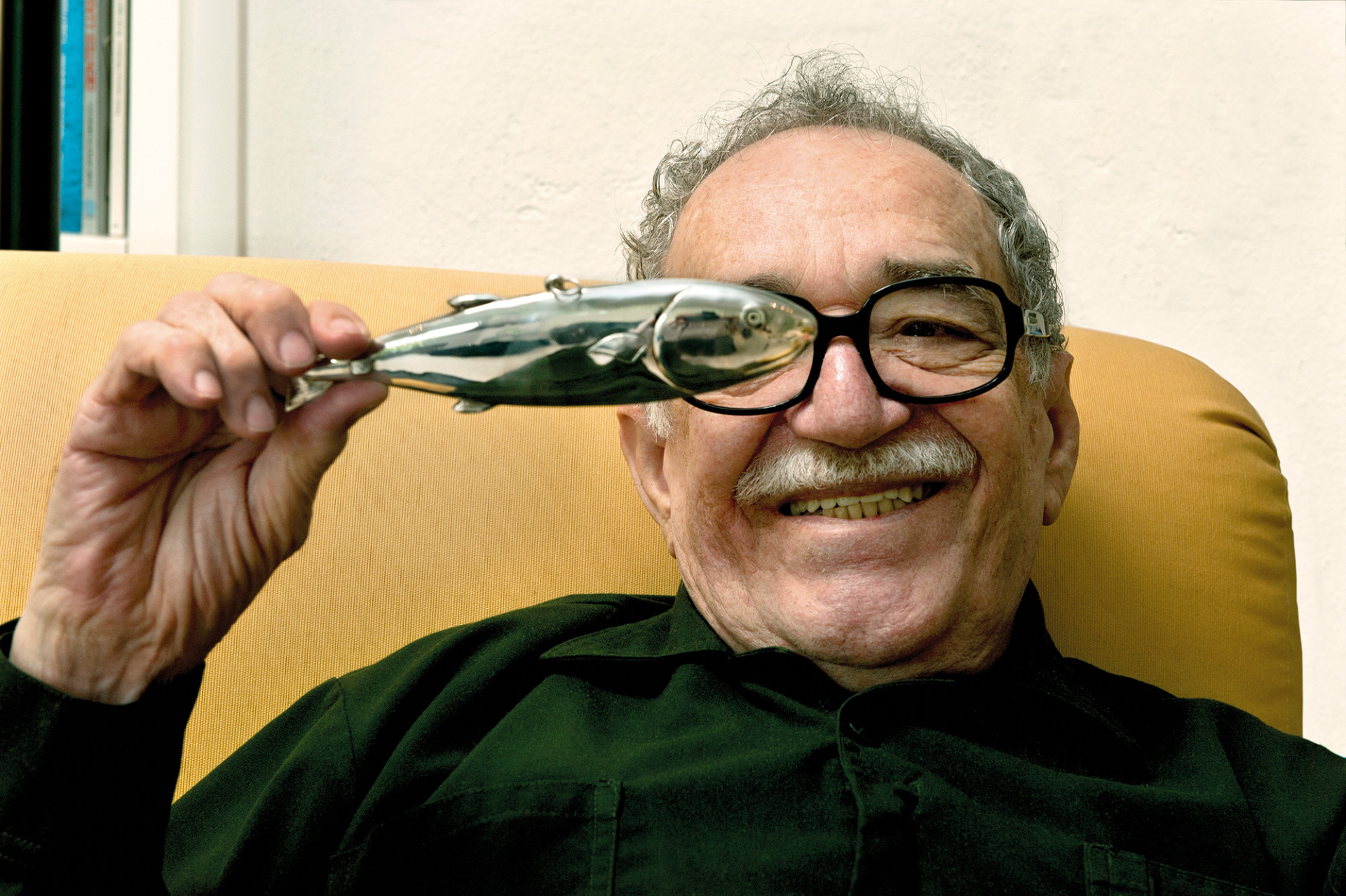 Ο Γκάμπριελ Γκαρσία Μάρκες με το γλυπτό ψαράκι από ασήμι που του χάρισε ο Δημήτρης Γέρος