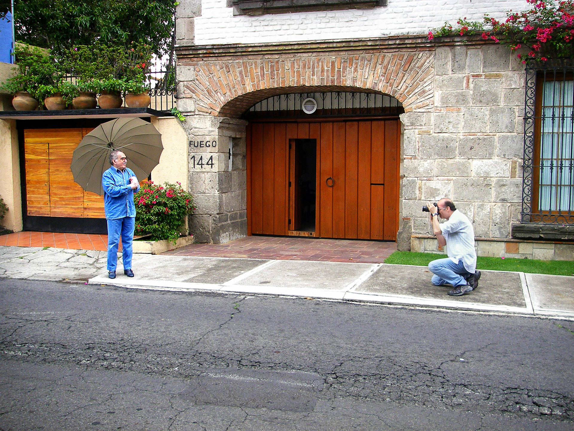 Ο Δημήτρης Γέρος φωτοραφίζει τον Γκάμπριελ Γκαρσία Μάρκες έξω από το σπίτι του στο Μεξικό, το 2006