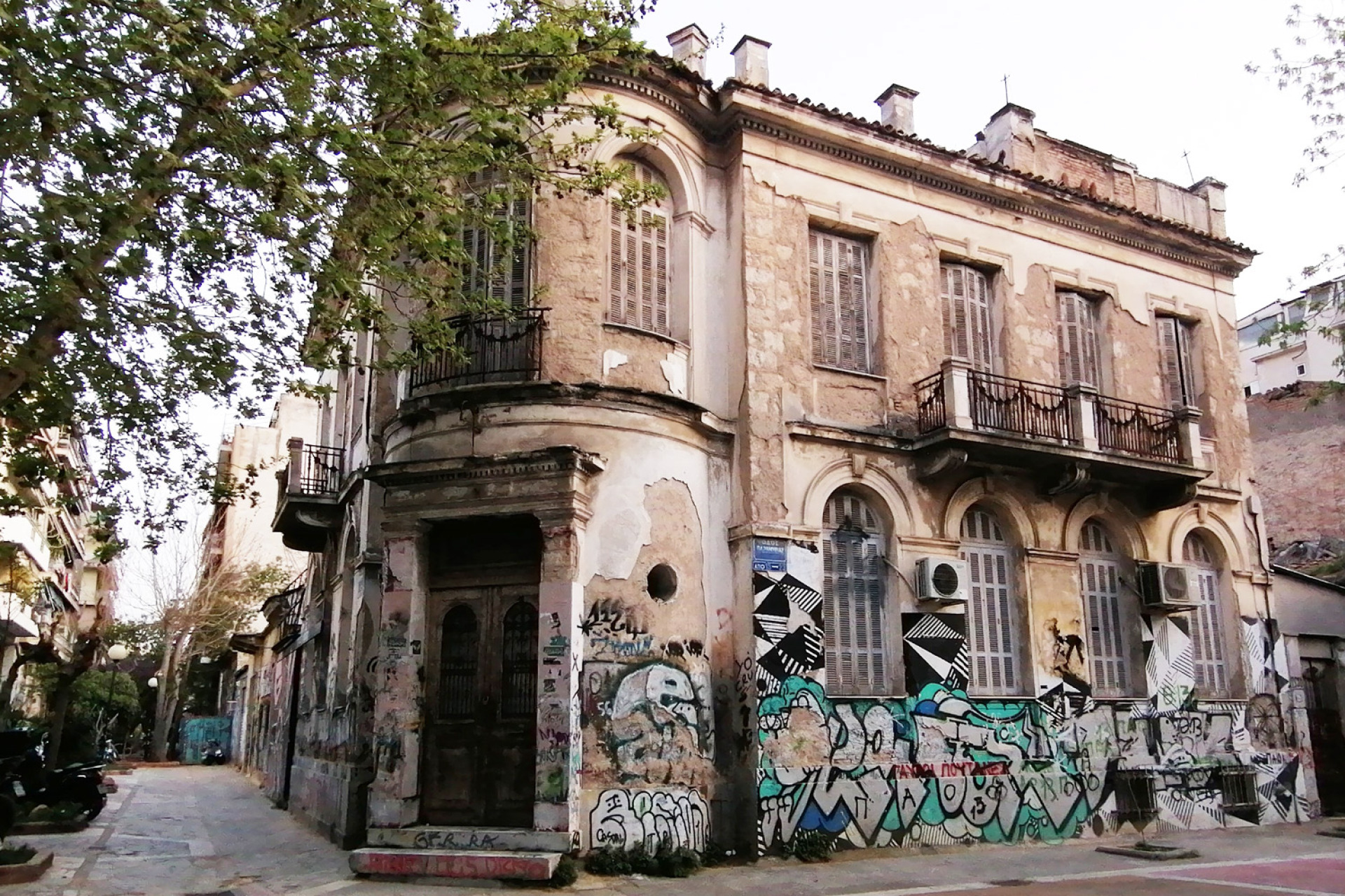 Νεοκλασικό κτίριου του 1900 ή 1917, Ανήκε στην οικ. Σαρφατή (εύποροι Εβραίοι γουνέμποροι)