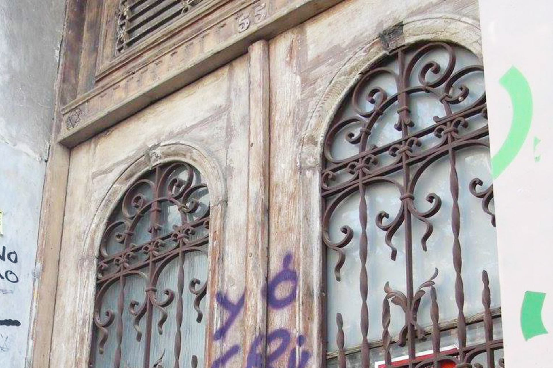 Επάνω αριστερά, διακρίνεται το αστέρι του Δαϋιδ