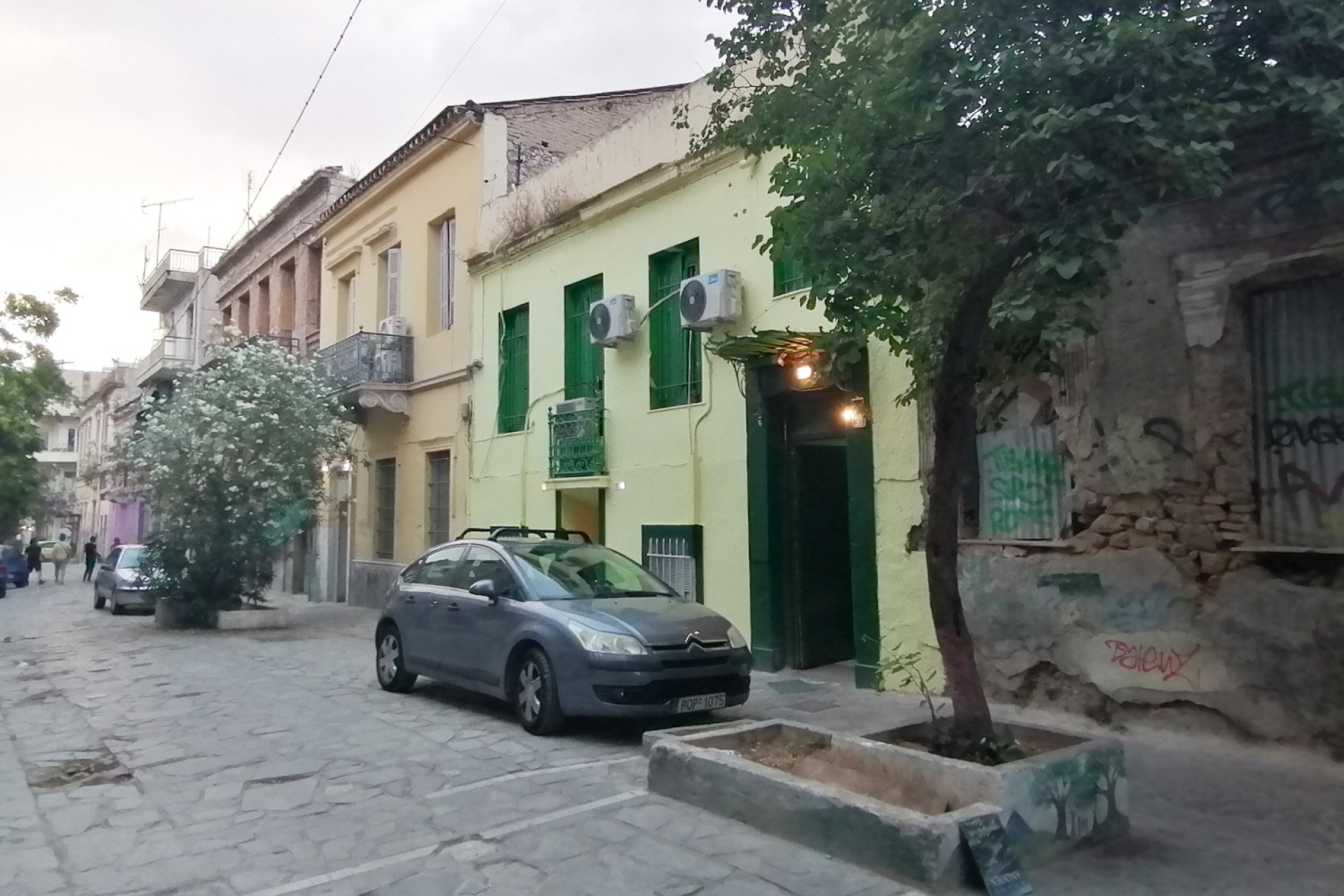 Οδός Ιάσονος. Δρόμος με πολλά νεοκλασσικά κτίρια, τα περισσότερα παρατημένα, σε κακή κατάσταση. Αυτά που είναι καθαρά & βαμμένα είναι οίκοι ανοχής