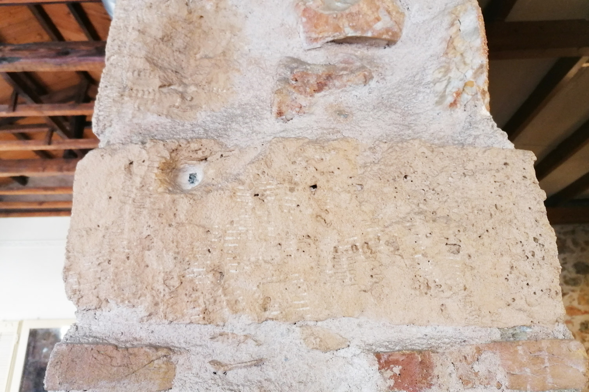 Σημάδια από σφαίρες κατά τα Δεκεμβριανά, στο εσωτερικό του εστιατορίου