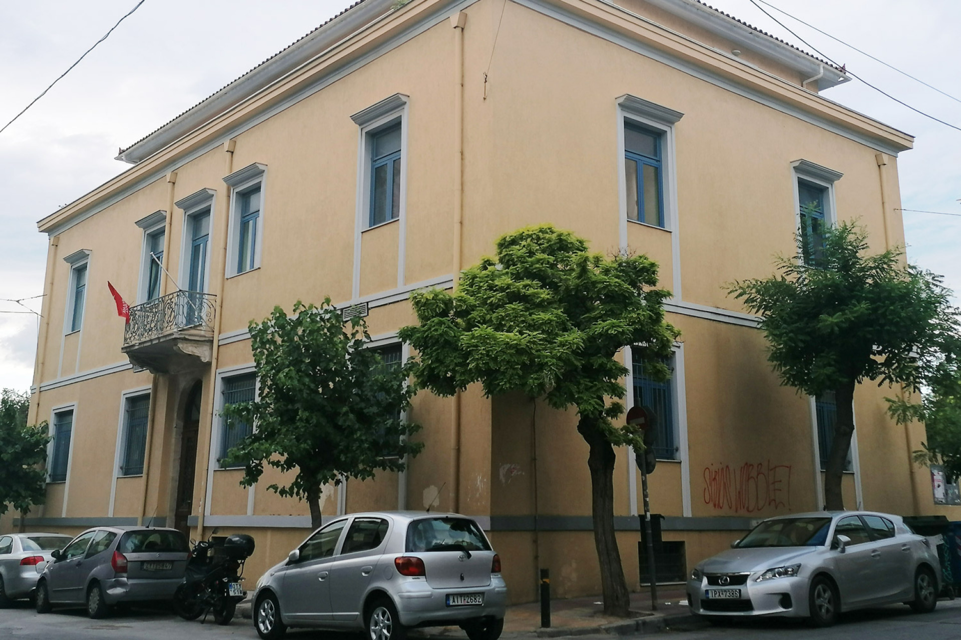 Η πρώην οικία Κόντε Μπότσαρη, αργότερα Αρ. Προβελέγγιου. Το 1834 στεγάστηκε η Αγγλική Πρεσβεία, Κεραμεικού 46 & Μυλλέρου, διατηρητέο