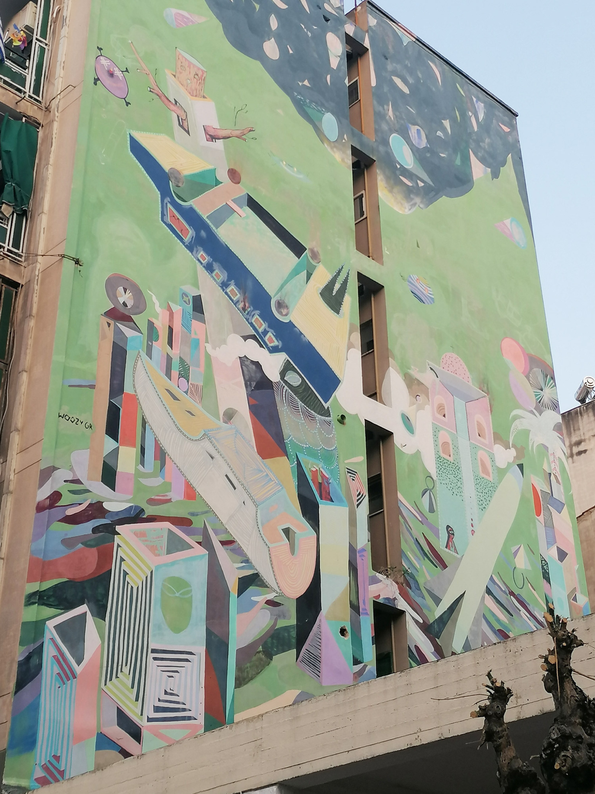 Γκράφιττι με τίτλο «Colorful tsounami», του Βαγγέλη Χούρσογλου