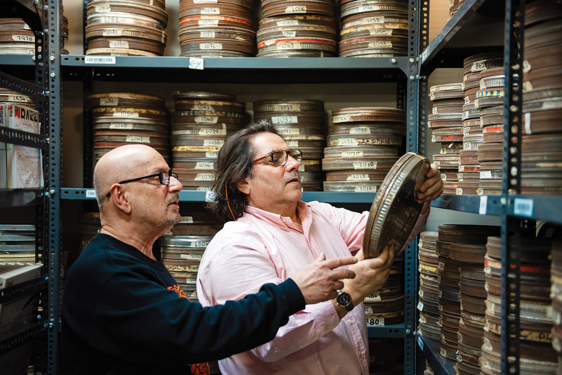 Αριστερά ο Γιώργος Παυριανός, δεξιά ο Βασίλης Αλεξόπουλος μπροστά στις μπομπίνες των ταινιών © Θανάσης Καρατζάς