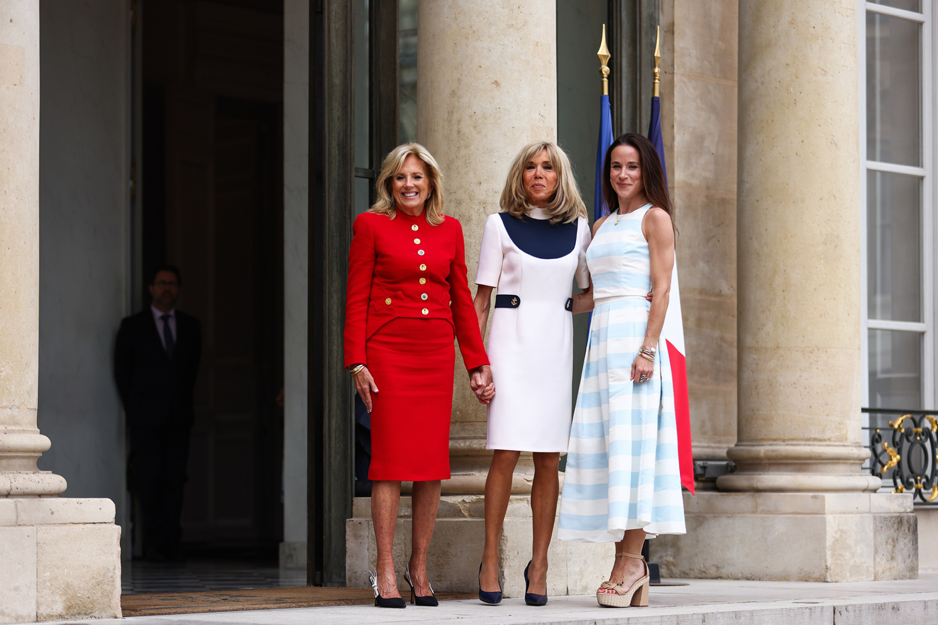 Η Μπριζίτ Μακρόν καλωσορίζει την Πρώτη Κυρία των ΗΠΑ Jill Biden και την κόρη της Ashley Biden στο παλάτι των Ηλυσίων © EPA/Mohammed Badra