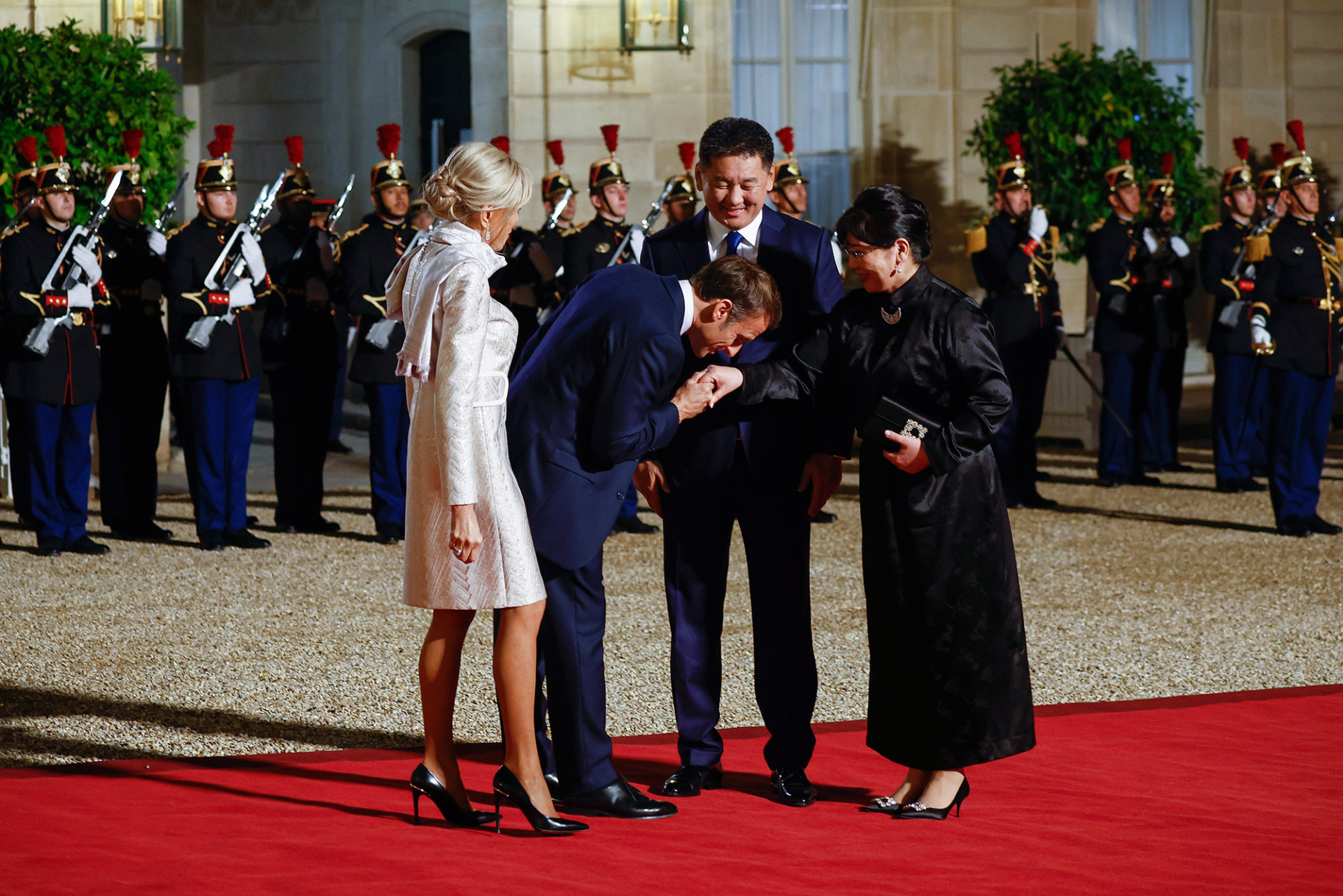 Ο Εμανουέλ και η Μπριζίτ Μακρόν χαιρετούν τον Πρόεδρο της Μογγολίας Ukhnaagiin Khurelsukh και τη σύζυγό του Bolortsetseg Khurelsukh κατά την άφιξή τους στο παλάτι των Ηλυσίων © EPA/YOAN VALAT