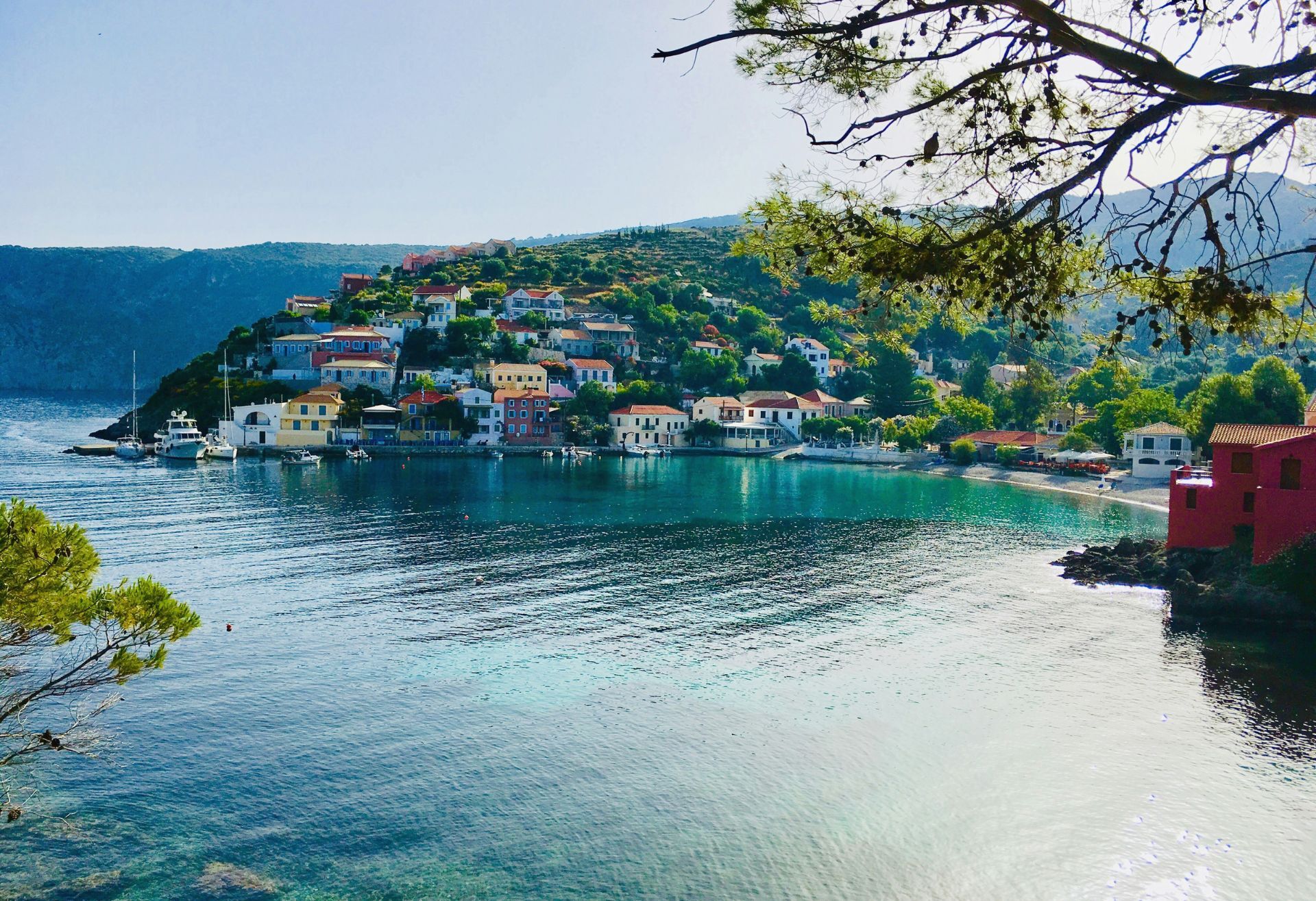 Στο βόρειο τμήμα της Κεφαλονιάς, ένα μικρό, πολύχρωμο χωριό, η Άσσος, μοιάζει να «πατάει» πάνω σε μία στενή λωρίδα γης