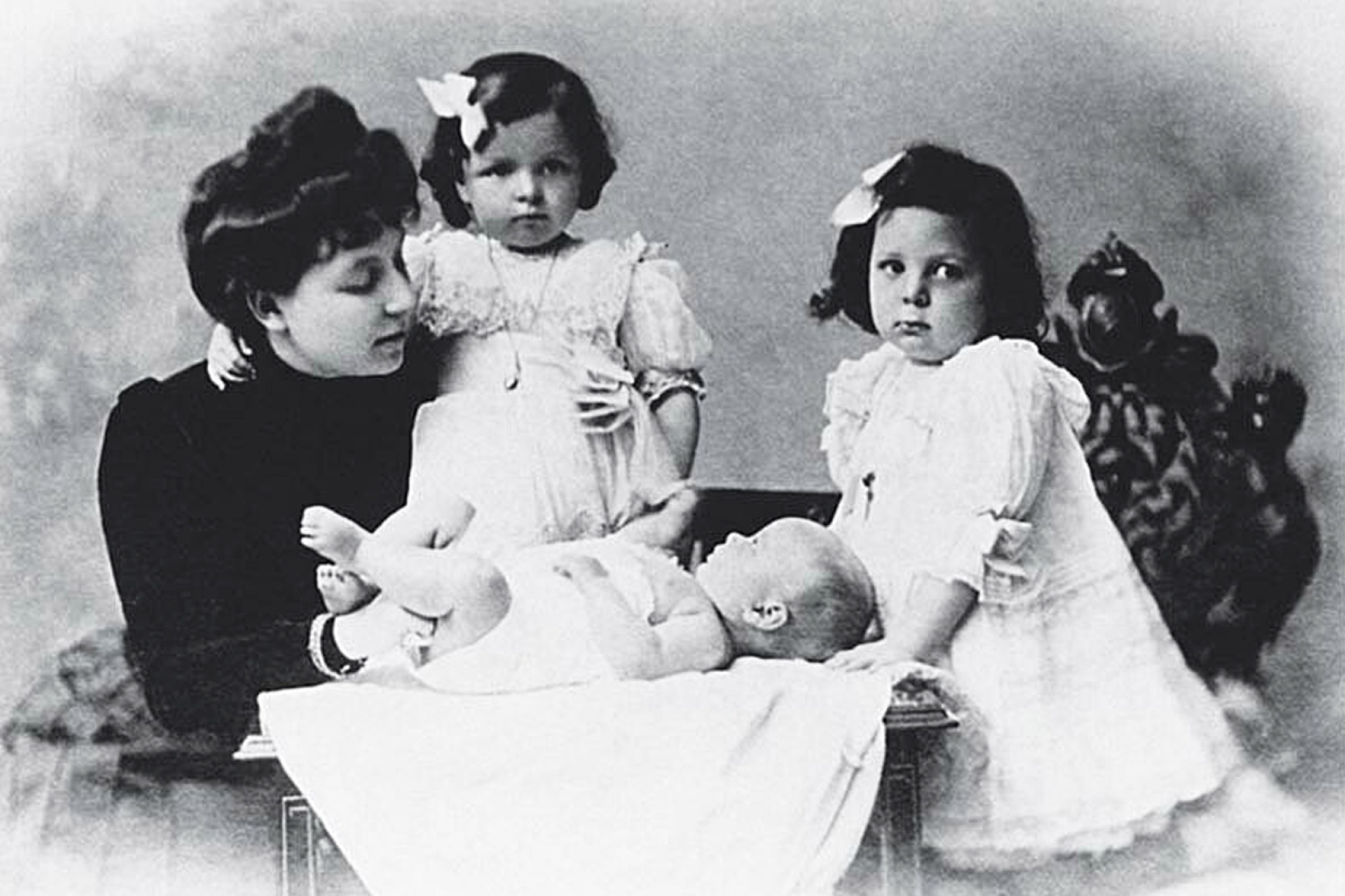 Η Πηνελόπη Δέλτα με τις κόρες της