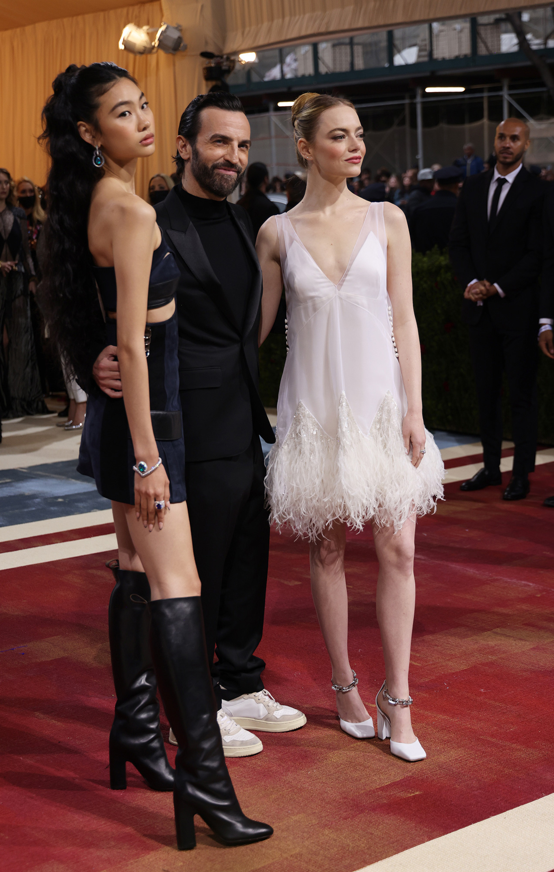 HoYeon Jung, Nicolas Ghesquiere και Emma Stone στο Met Gala 2022 © EPA/JUSTIN LANE