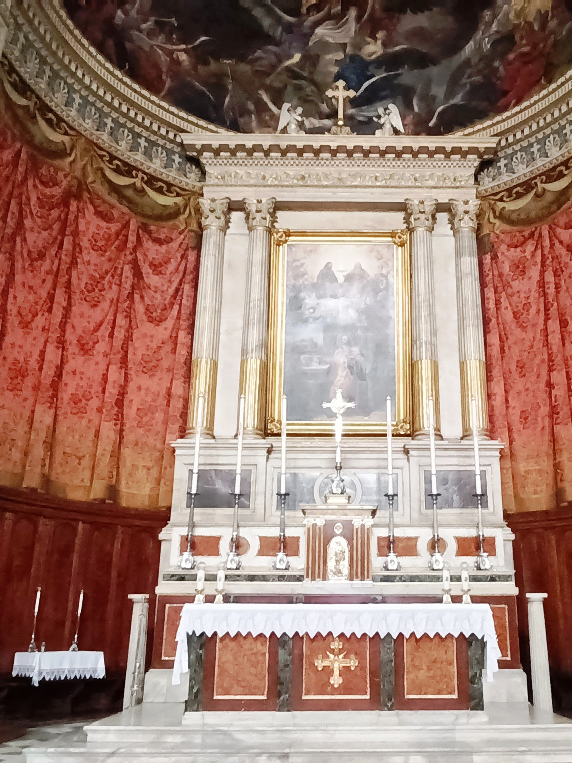 Ιερός Καθολικός Καθεδρικός Ναός Αγ. Διονυσίου του Αρεοπαγίτου: Η Αγία Τράπεζα