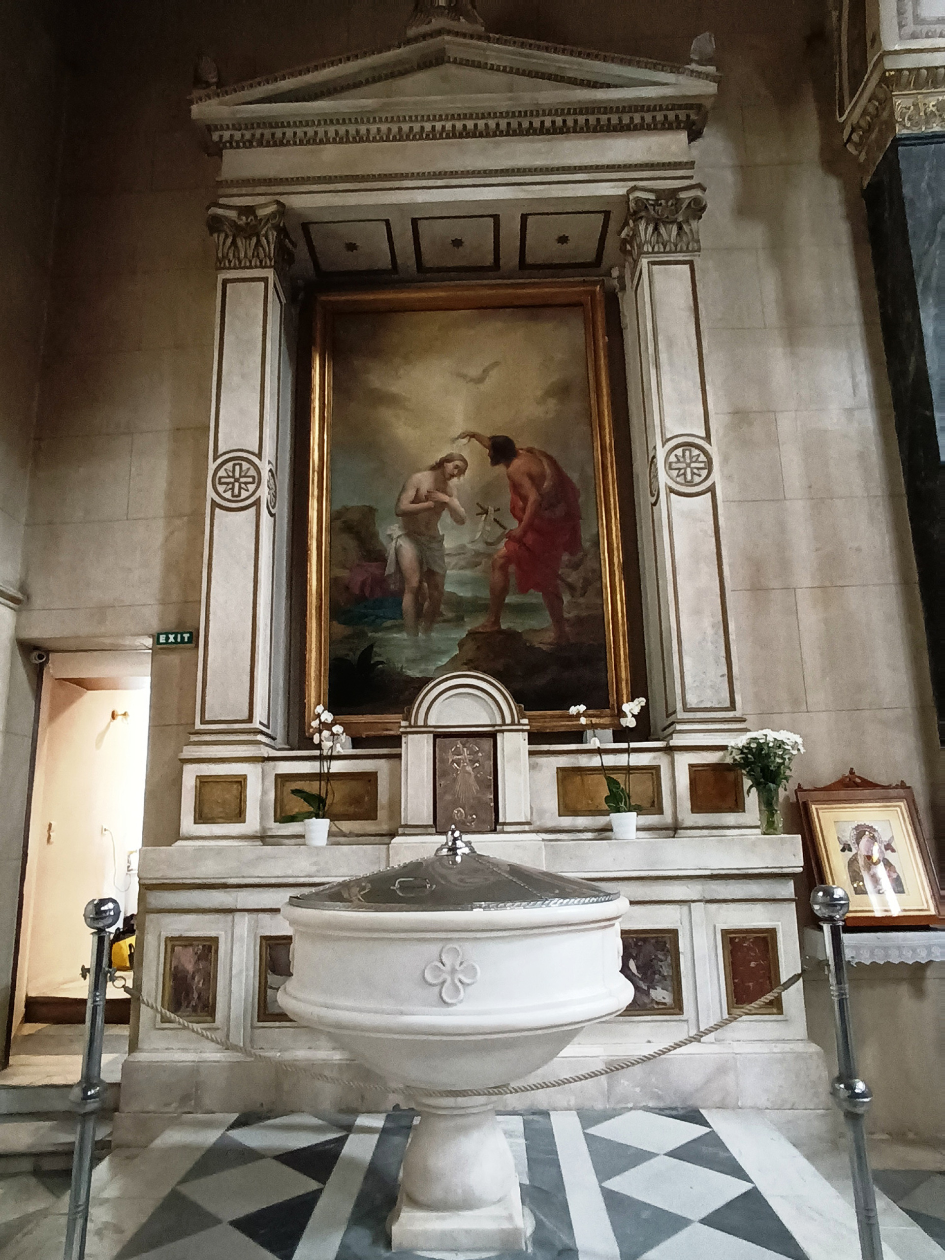 Ιερός Καθολικός Καθεδρικός Ναός Αγ. Διονυσίου του Αρεοπαγίτου: Το μαρμάρινο Βαπτιστήριο με τον βωμό και την εικόνα της Βαπτίσεως του Ιησού Χριστού από τον Άγιο Ιωάννη τον Πρόδρομο