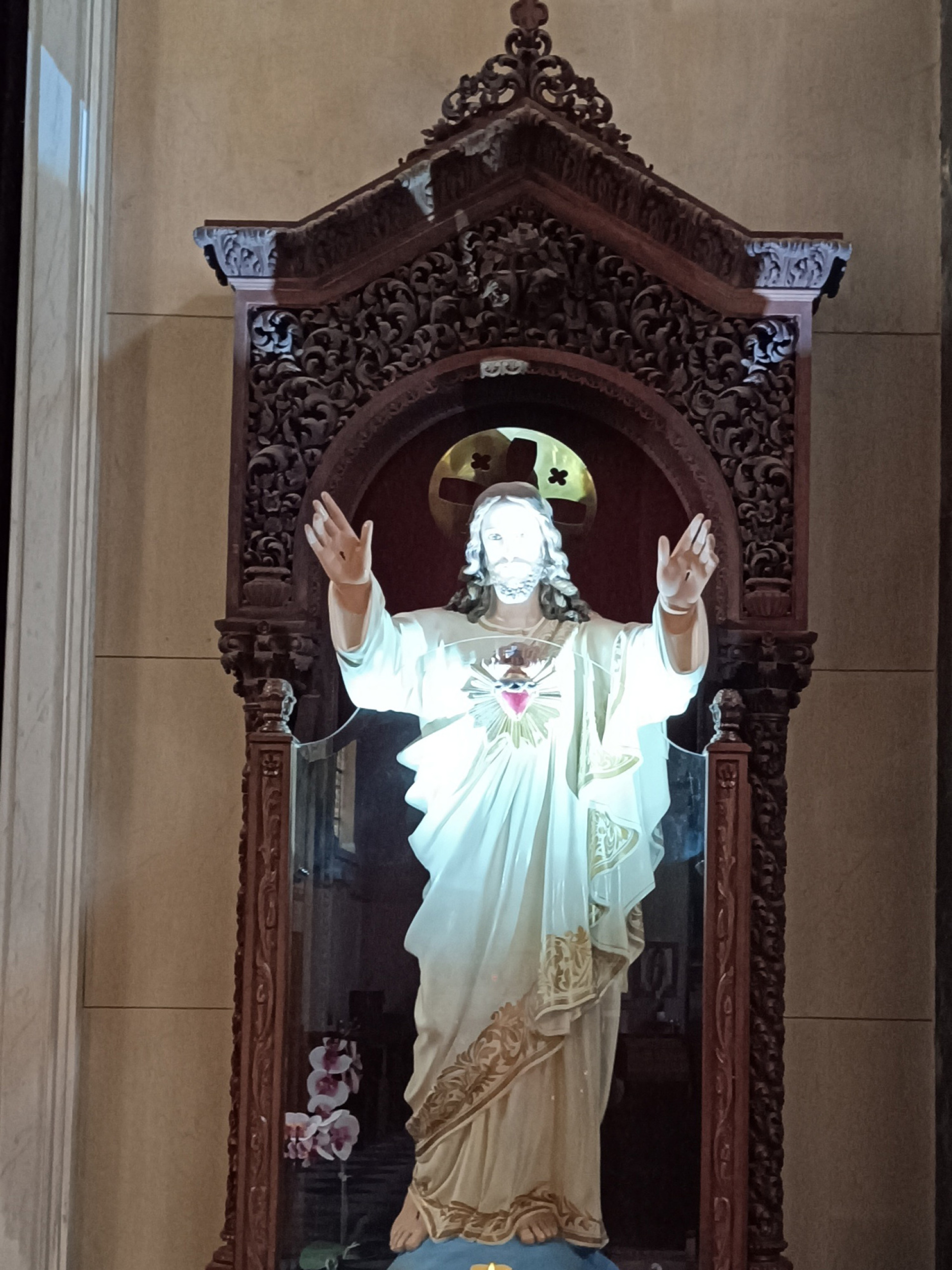 Το άγαλμα της Ιεράς Καρδίας του Σωτήρος Χριστού