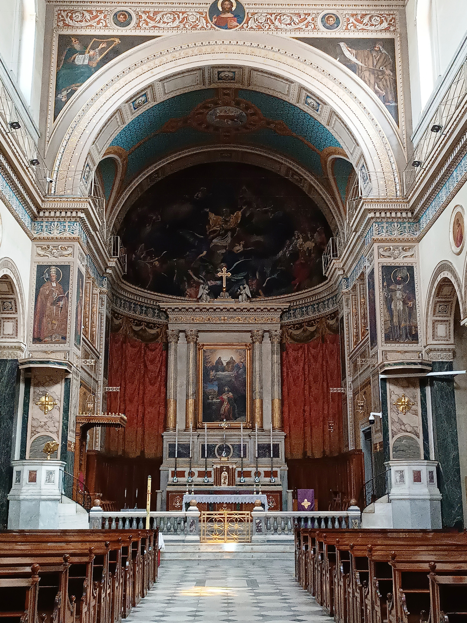 Ιερός Καθολικός Καθεδρικός Ναός Αγ. Διονυσίου του Αρεοπαγίτου: Το Ιερό διαχωρίζεται από το κεντρικό κλίτος μ’ ένα μαρμάρινο κιγκλίδωμα και αριστερά και δεξιά, οι δύο άμβωνες