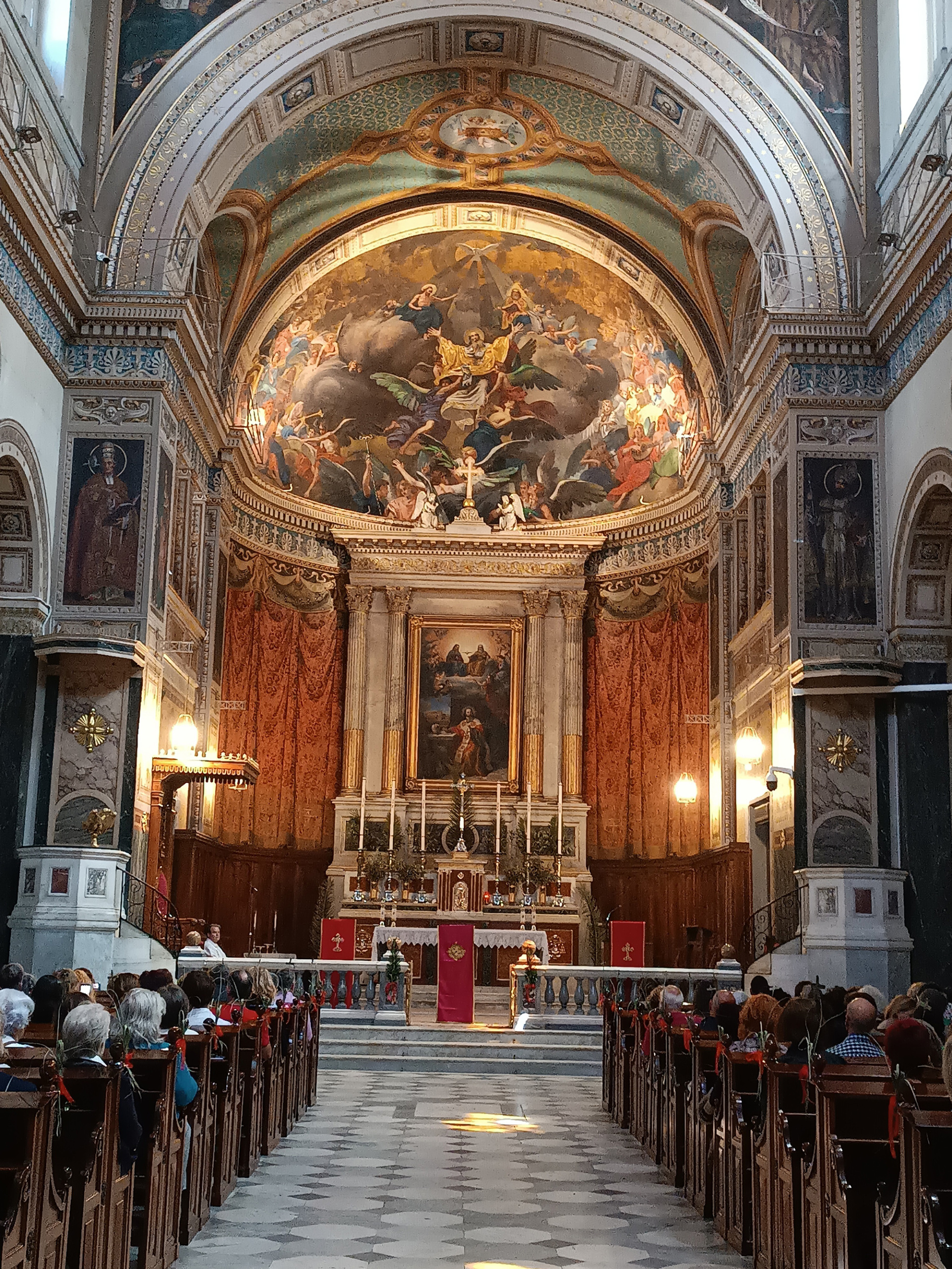 Ιερός Καθολικός Καθεδρικός Ναός Αγ. Διονυσίου του Αρεοπαγίτου: Το ημιθόλιο της αψίδας του ιερού καλύπτεται από την τοιχογραφία που ιστορεί τη «Δόξα του Αγίου Διονυσίου», έργο του Gulielmo Bilancioni