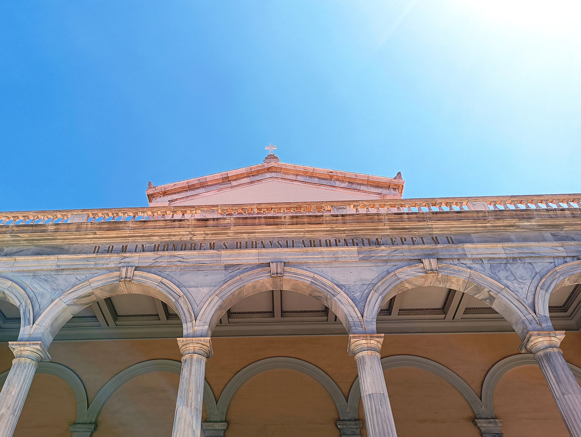 Ιερός Καθολικός Καθεδρικός Ναός Αγ. Διονυσίου του Αρεοπαγίτου: Οι κίονες και οι καμάρες στην εξωτερική όψη του Ναού